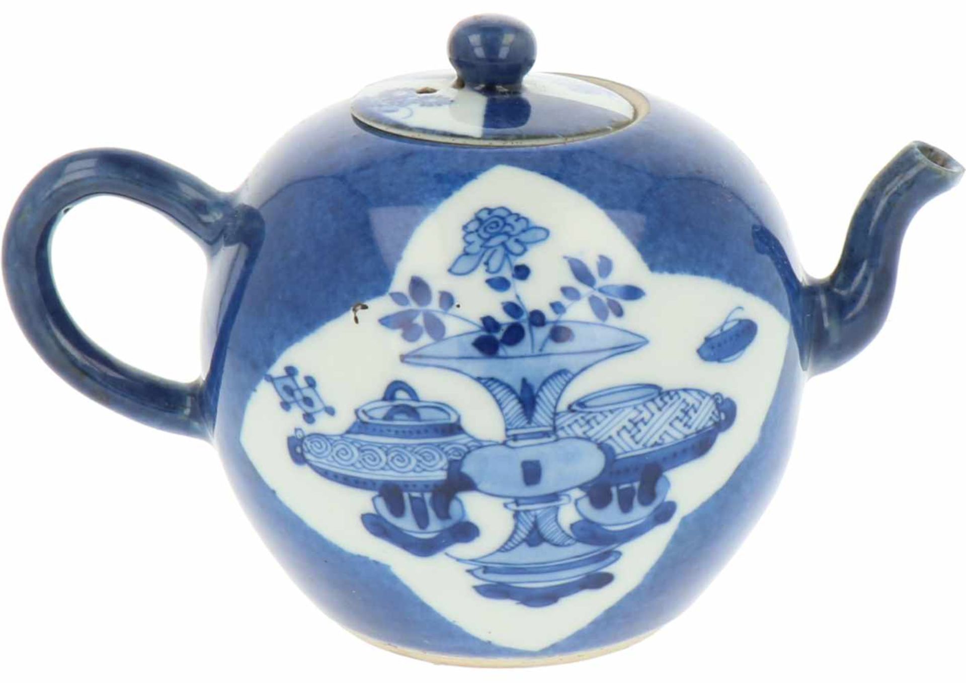 A porcelain teapot with Poudre Bleu décor. China, Kangxi. < - Bild 4 aus 7