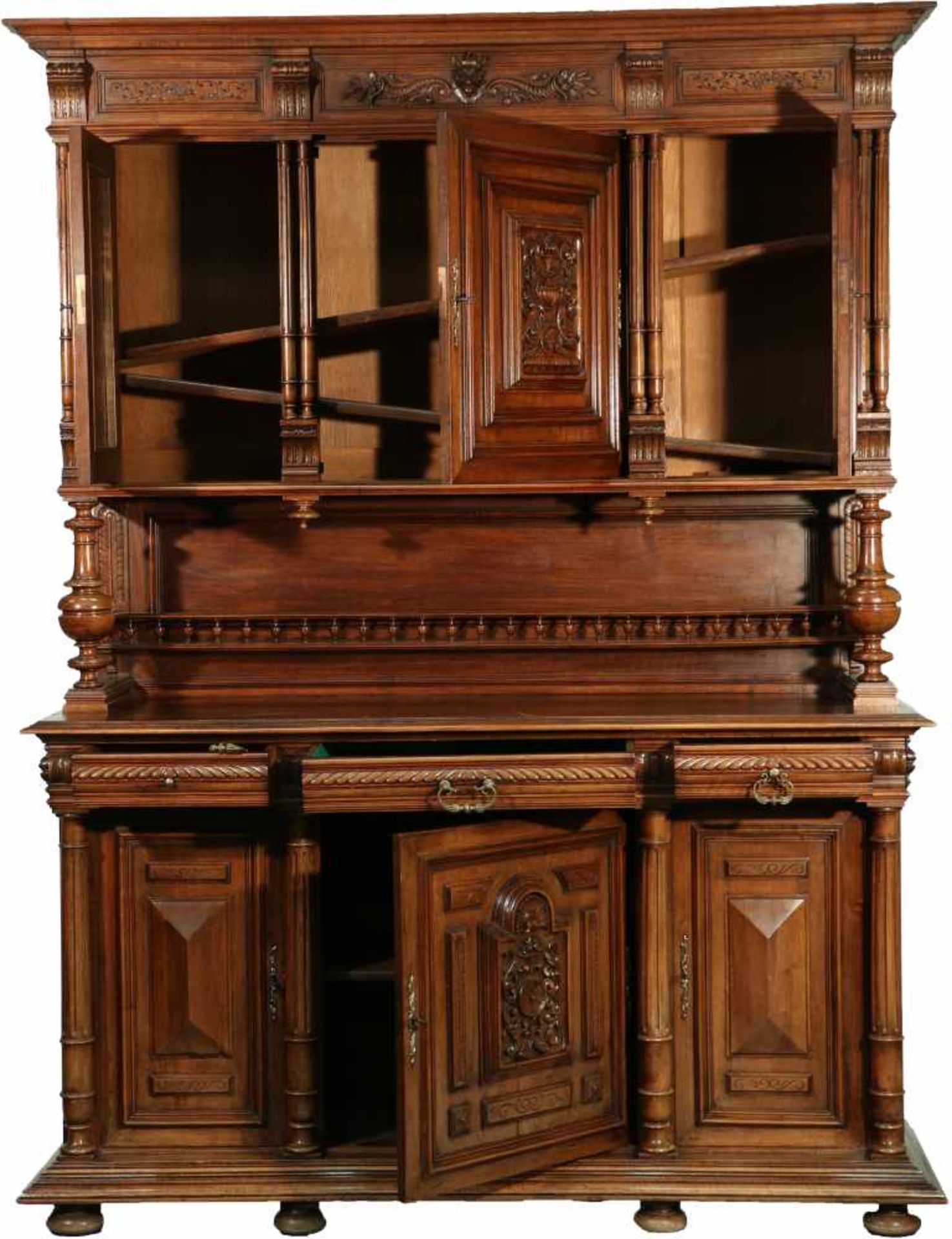 An oak cabinet with columns and brass mounts. Circa 1900. - Bild 2 aus 3