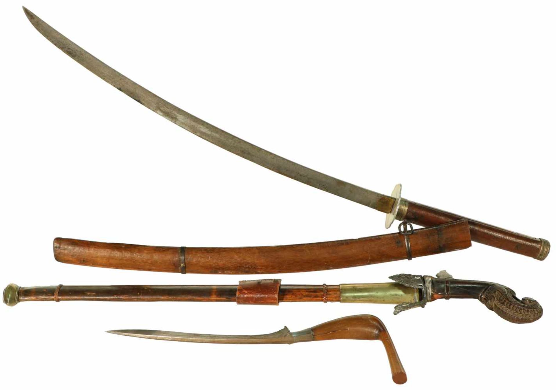 A collection of Indonesian weapons, amongst others a rencong from Aceh, a Luwuk from Java and a