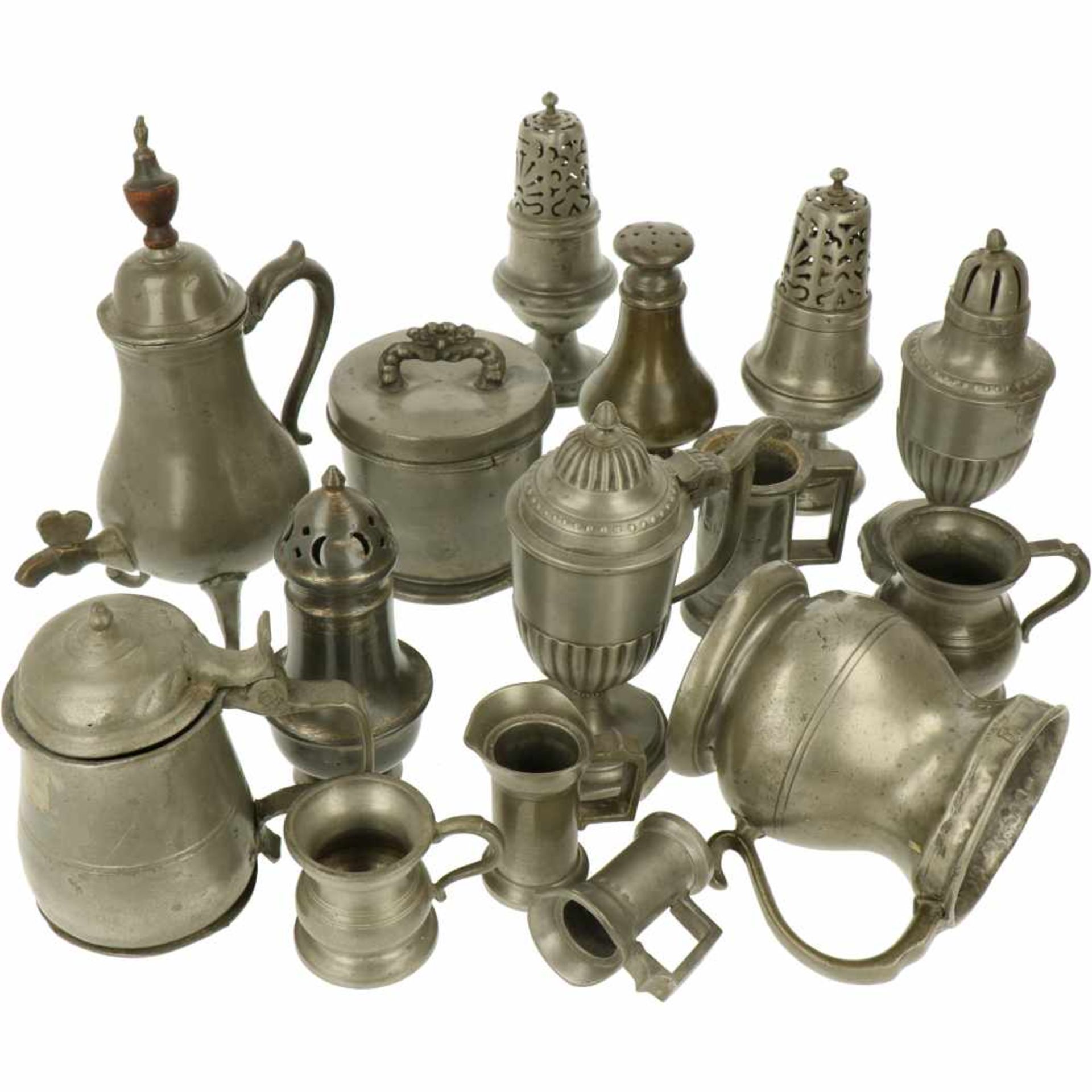 A lot with various Dutch pewter. Different ages.
