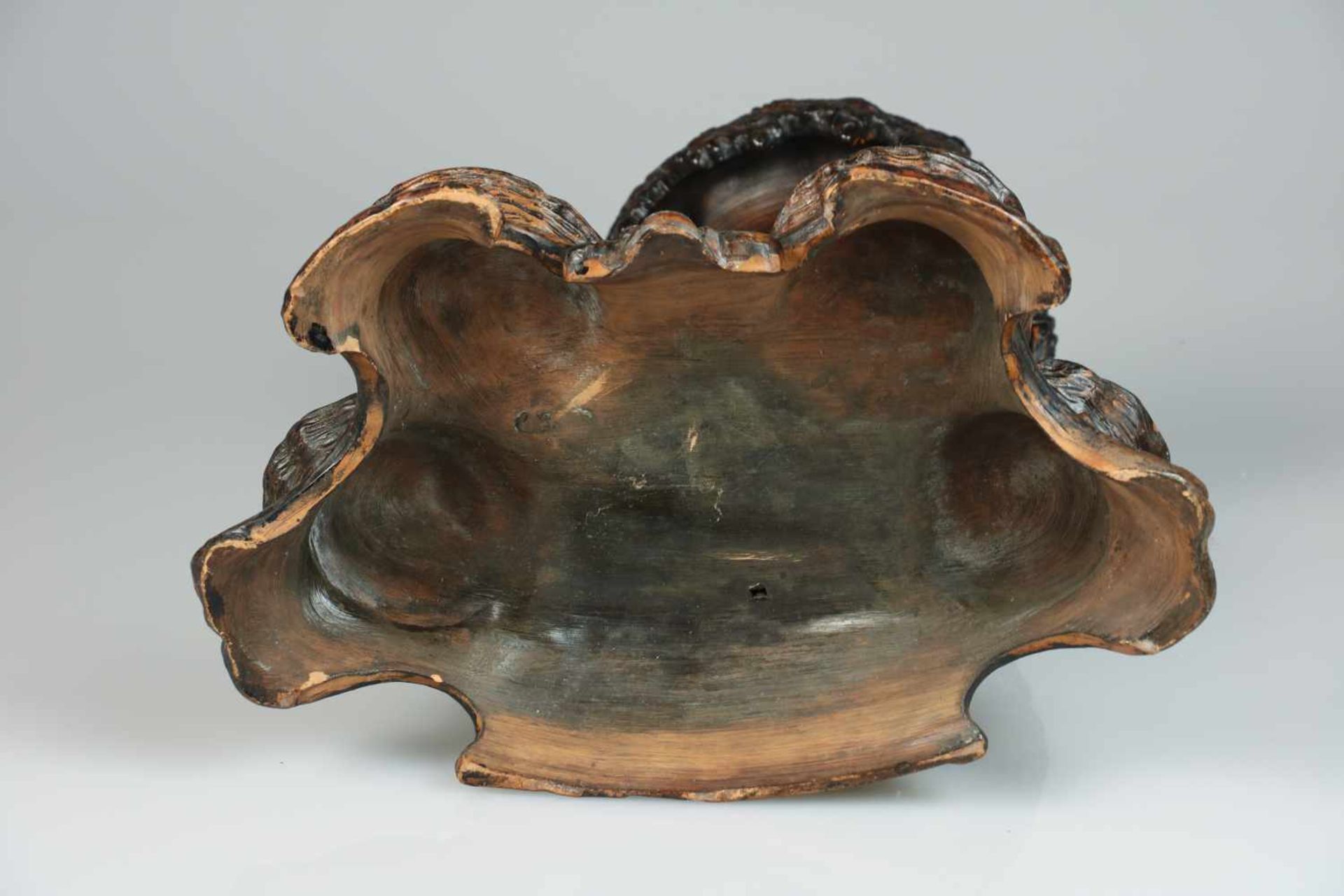 Een terracotta tafelstuk. Eind 19e eeuw.Afm. 40 x 30 cm. Geschatte opbrengst: € 40 - € 60.A - Bild 3 aus 3