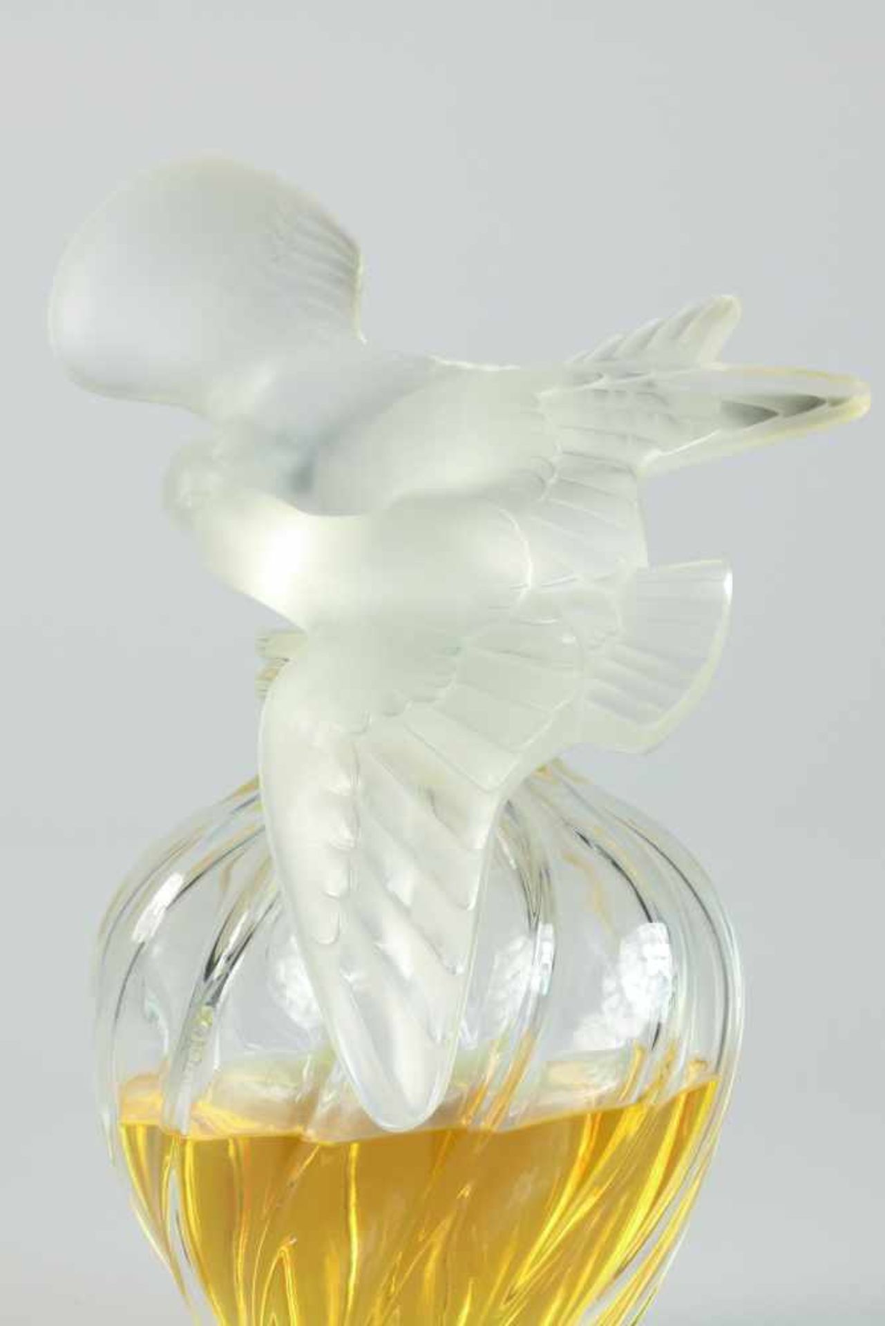 Een grote display parfum fles,Nica Ricci by Lalique. Frankrijk 2e helft 20e eeuw.Afm. 30 x 33 cm. - Bild 2 aus 4