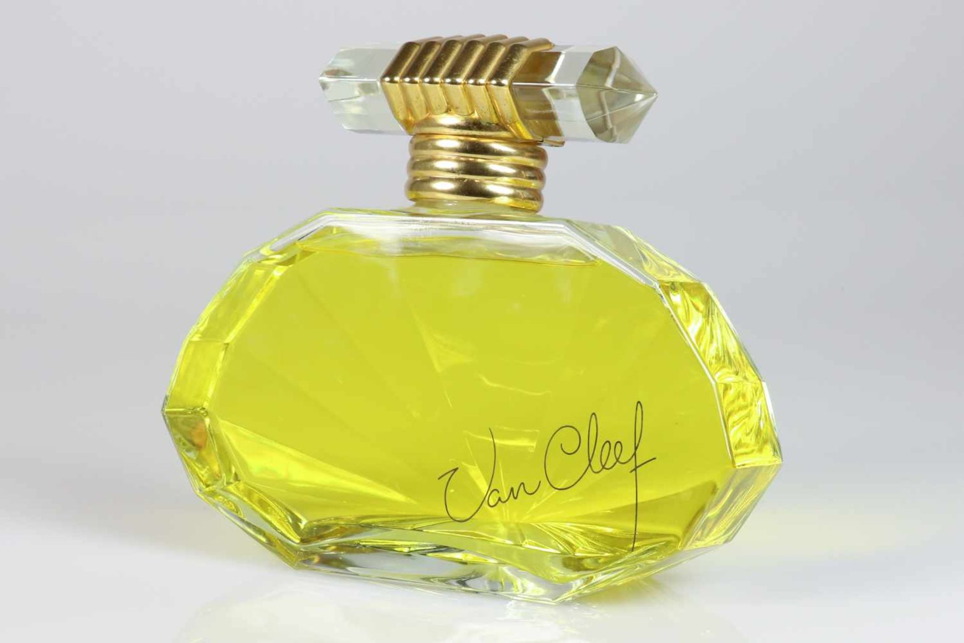 Een grote display parfum fles Van Cleef & Arpels. Frankrijk 2e helft 20e eeuw.Afm. 25 x 30 cm.