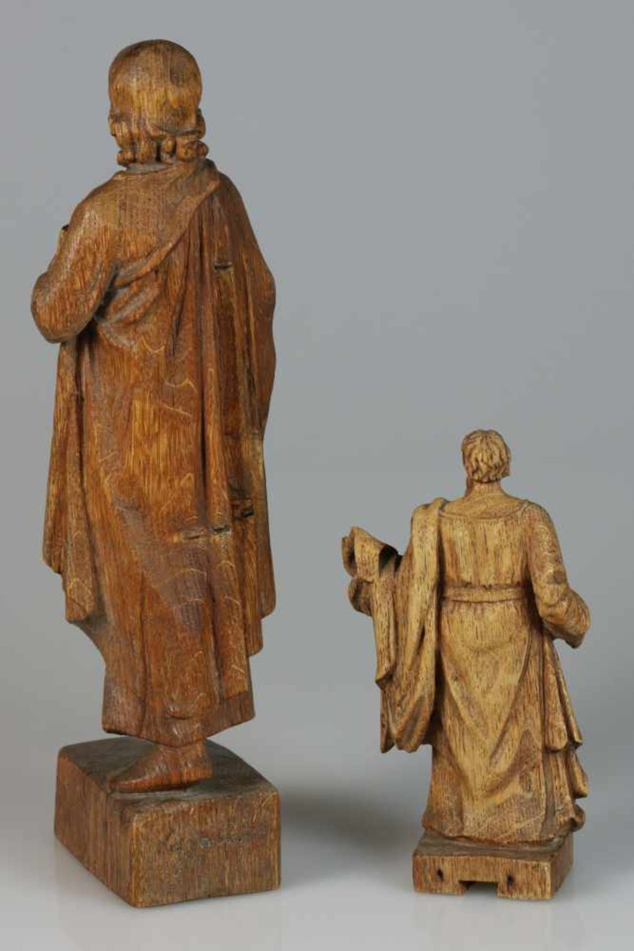 Twee gesneden eiken beeldjes, ca. 1900, voorstellende Paulus en Johannes de Evangelist. Zwaard - Bild 2 aus 2