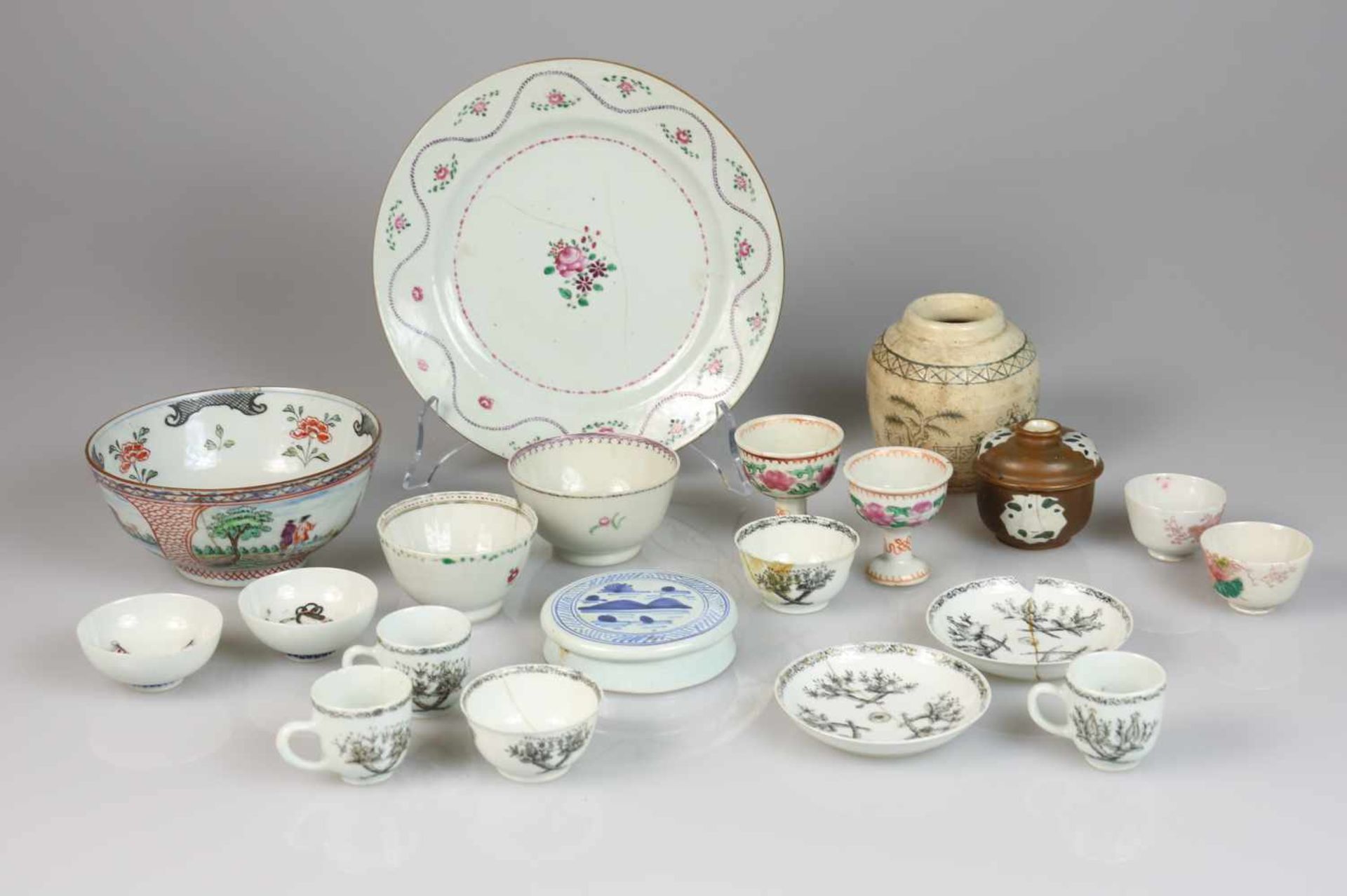 Een lot diverse porselein waaronder Imari en encre de Chine. China, 18e & 19 eeuw.Diverse condities.