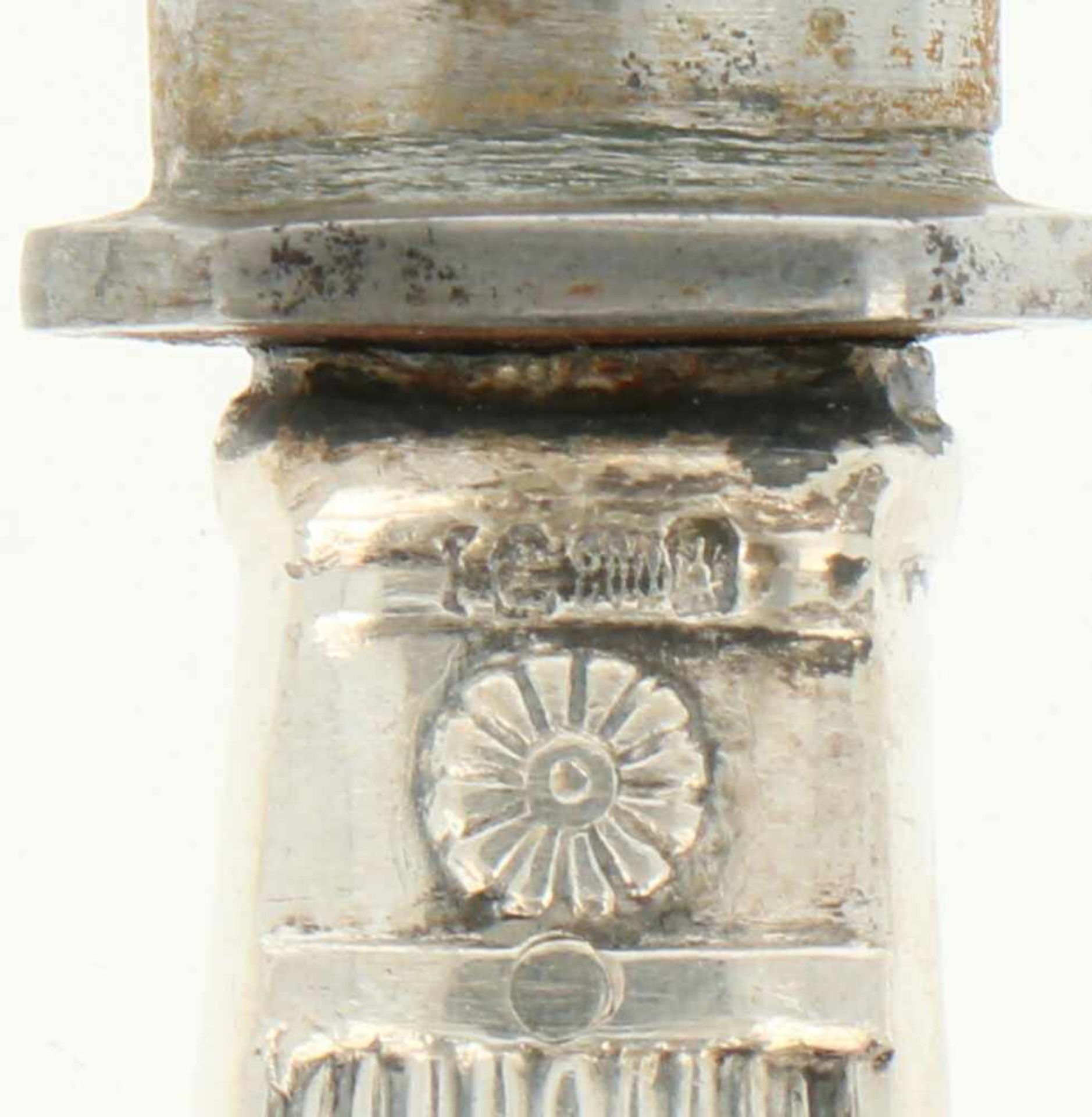 (4) Delige set dinermessen zilver.Voorzien van gegoten decoraties en zilveren gevulde handvatten. - Bild 3 aus 3