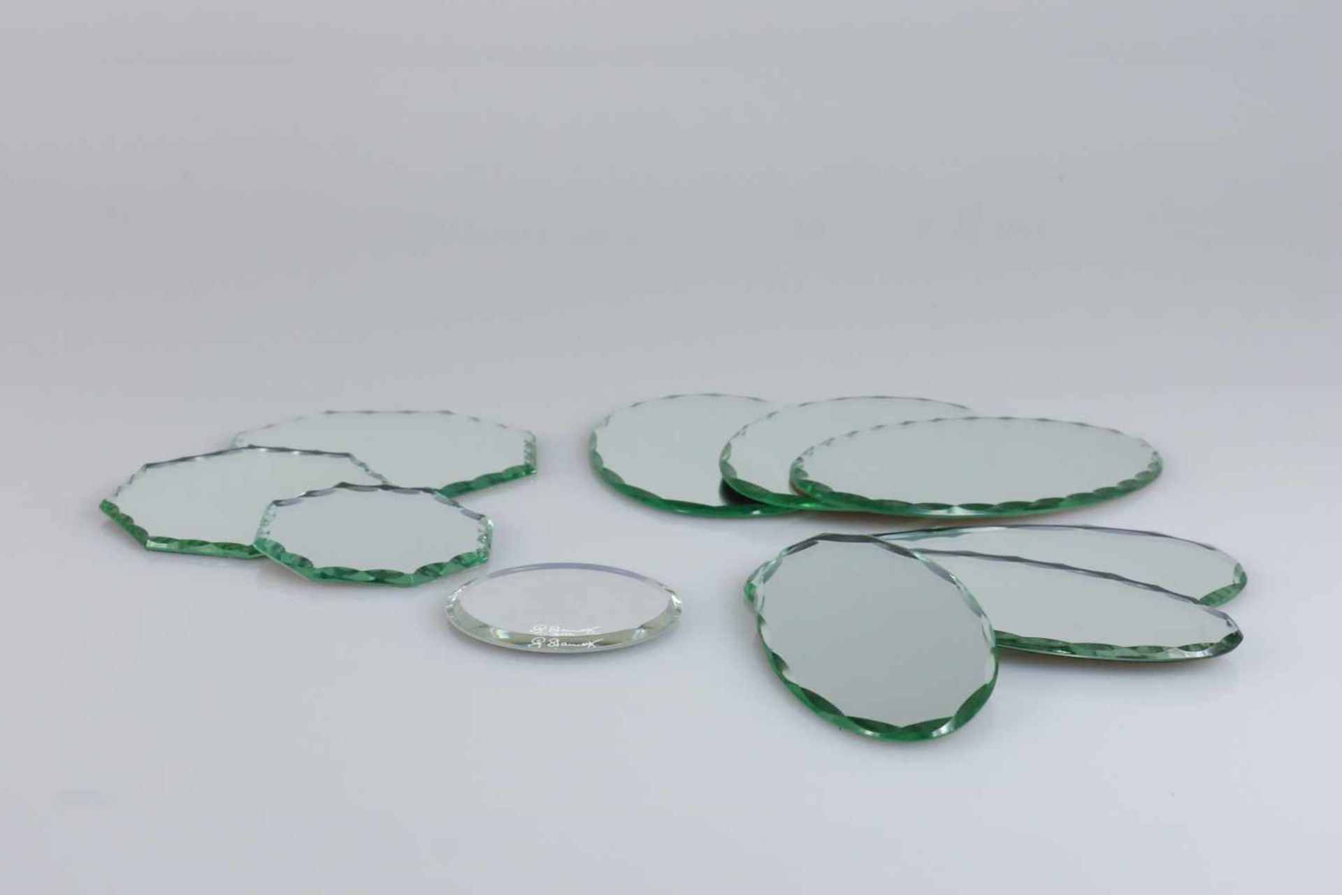 Een lot diverse Swarovski onderzetters, spiegelglas, 20e eeuw. Geschatte opbrengst: € 20 - € 30.A