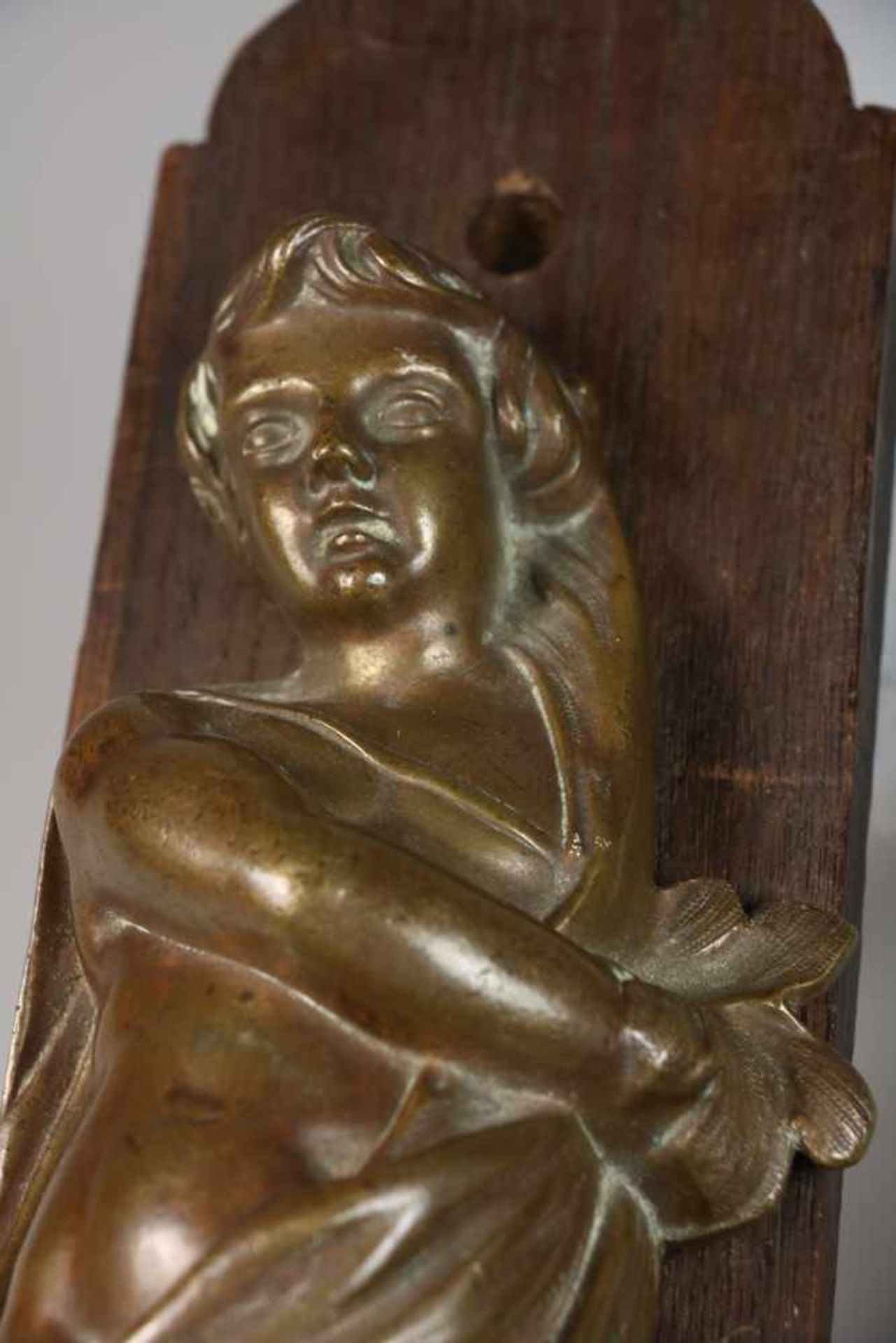 Twee bronzen putti, gemonteerd op paneeltjes, 1e helft 20e eeuw.Afm. 37 x 9,5 x 7 cm. Geschatte - Bild 2 aus 3