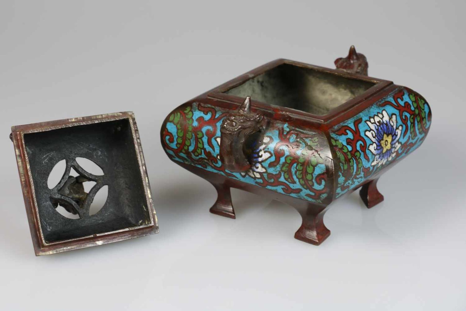 Een cloisonne wierrookbrander met op de deksel een foo dog. China, 19e eeuw. Afm. 15 x 12 cm. - Bild 2 aus 2