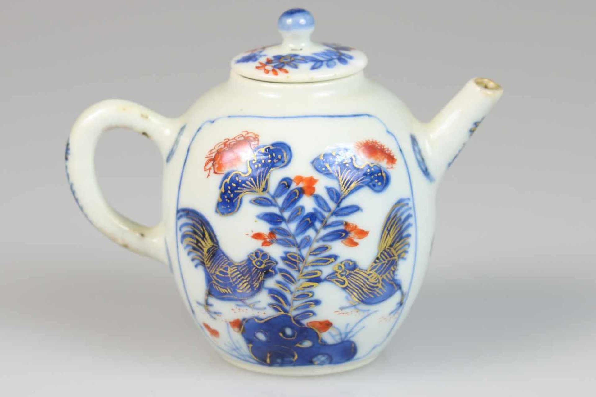 Een porseleinen trekpotje met Imari decor. China, 18e eeuw. Chip aan deksel. Afm. 11 x 8,5 cm. - Bild 2 aus 3