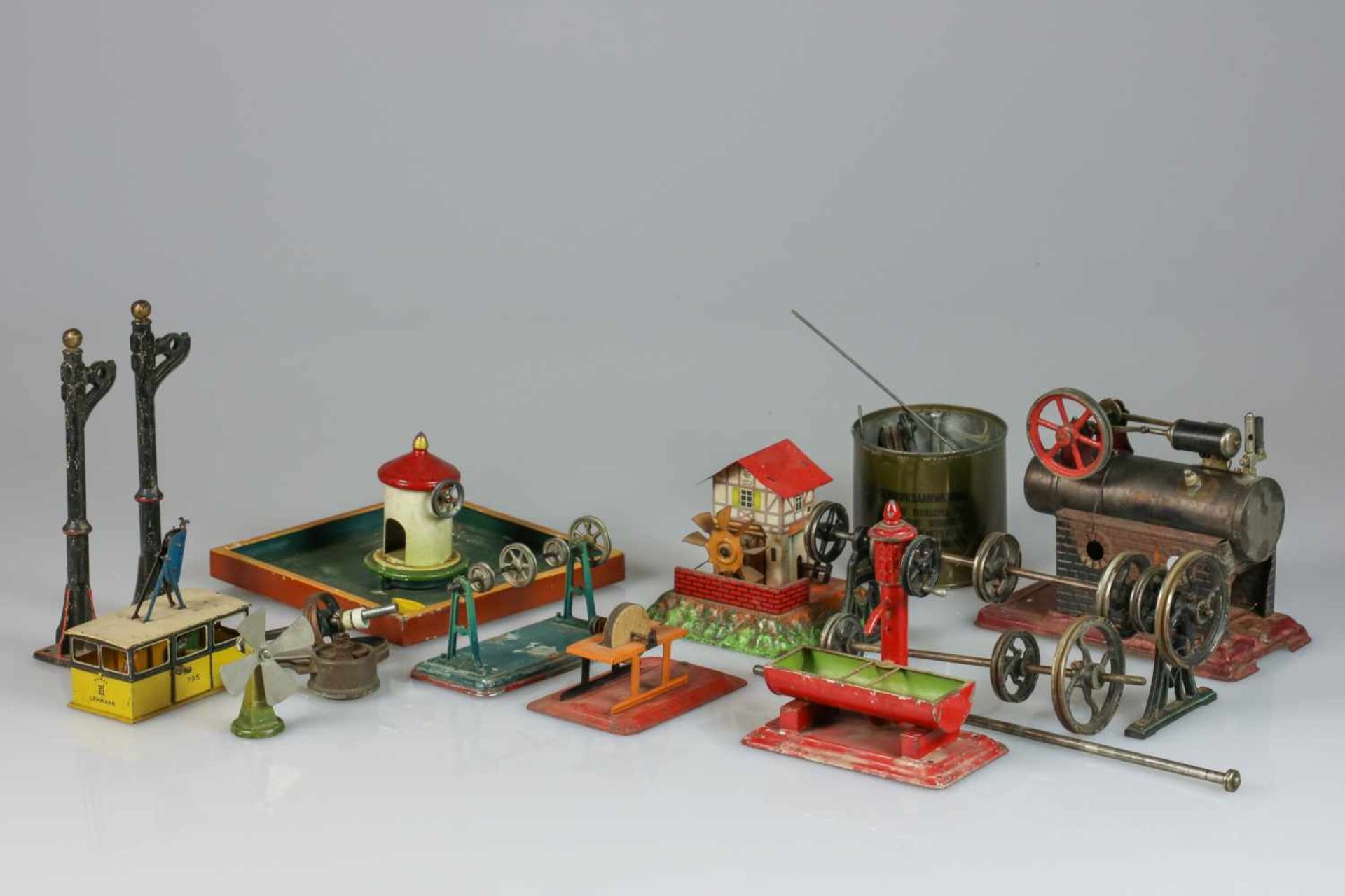 Een lot divers oud speelgoed, waaronder: een miniatuur stoommachine met brander, kabelbaan,