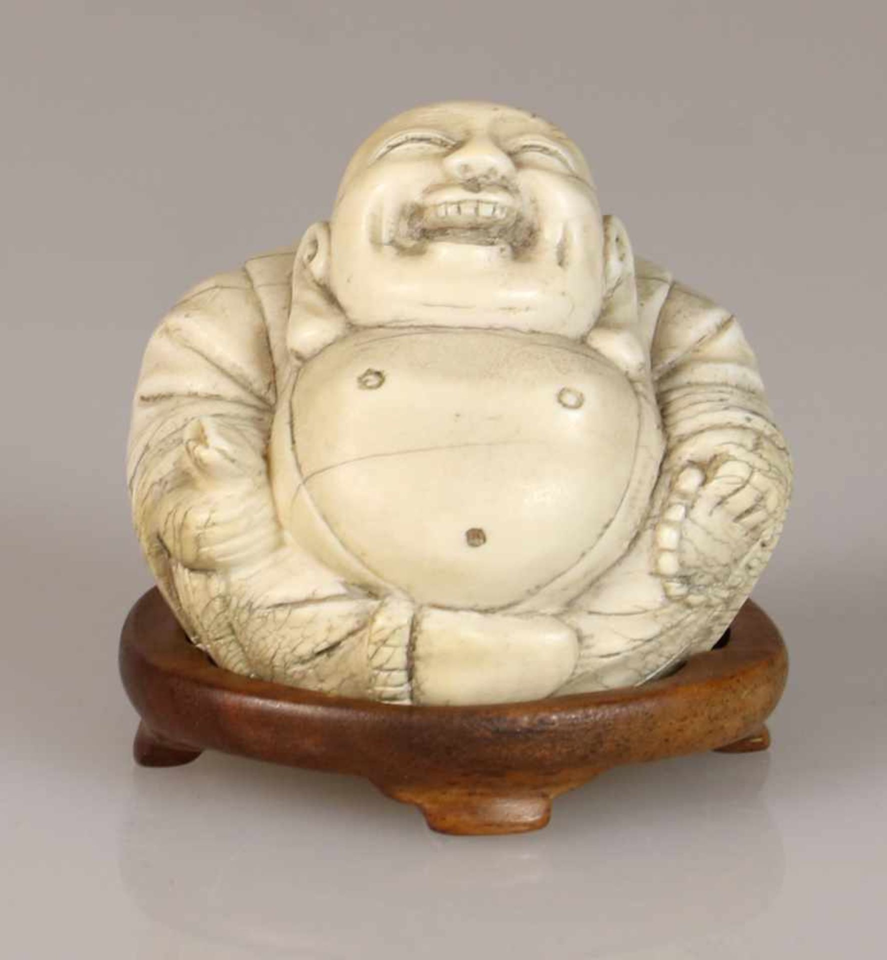 Een ivoren Boeddha. China, 2e helft 19e eeuw.Afm. 6,5 x 5 cm. Geschatte opbrengst: € 40 - € 80.A
