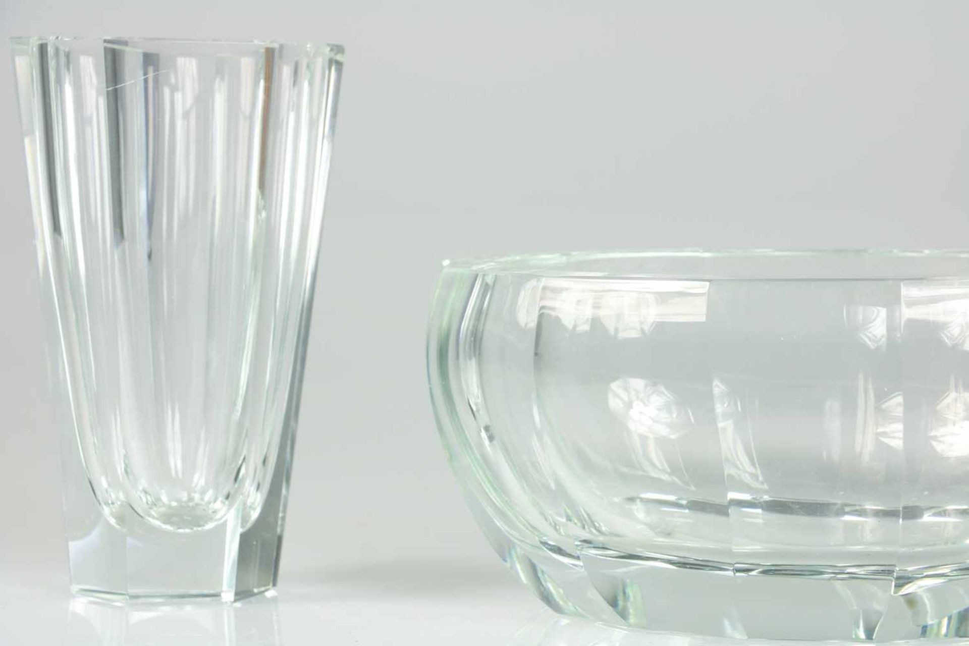 Een glazen tafelset bestaande uit een vaas en een schaal, Moser. Tsjechoslowakije, 20e eeuw.Afm. - Bild 2 aus 3