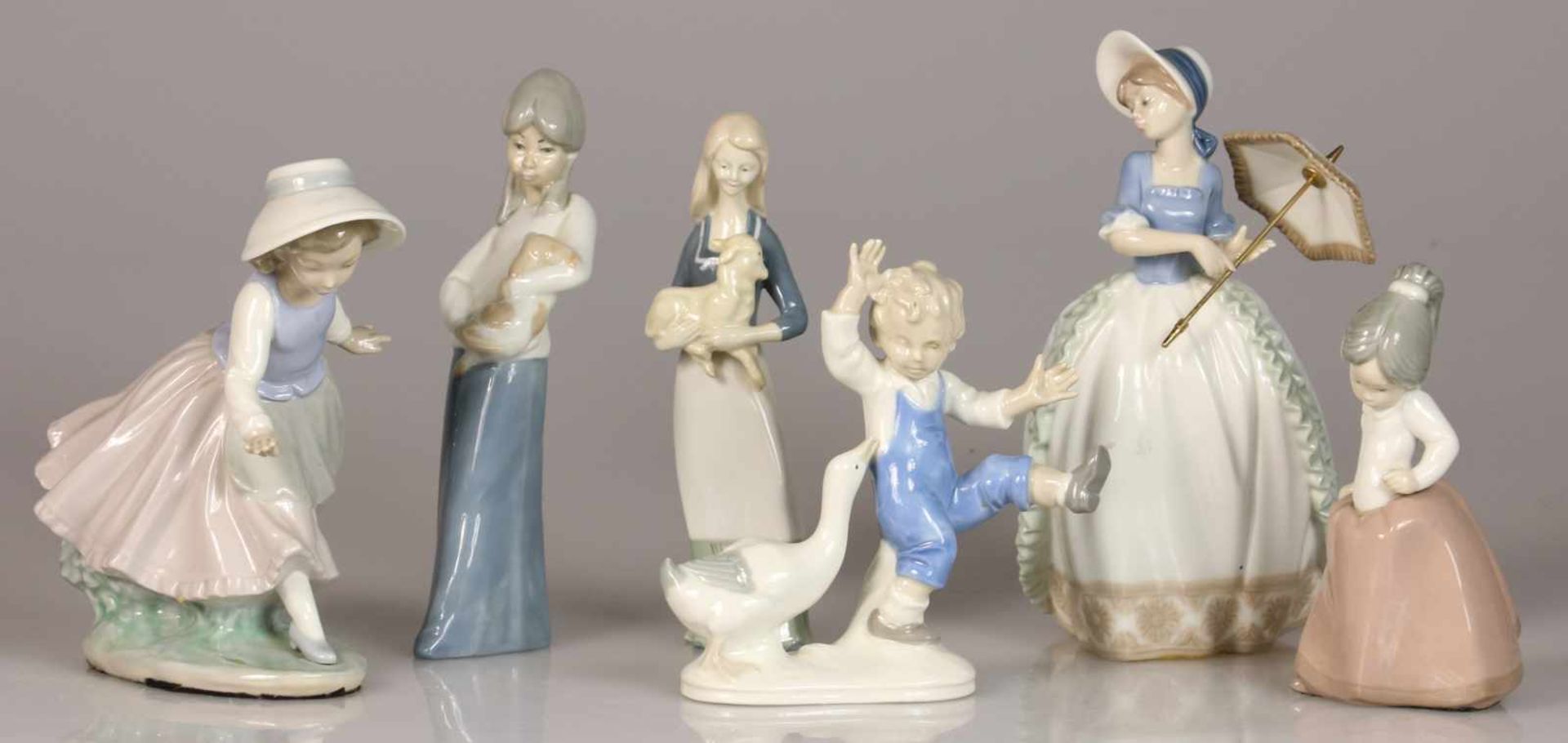 Een lot van (6) porseleinen figuren, waaronder Nao. Spanje, 2e helft 20e eeuw.Geschatte opbrengst: €
