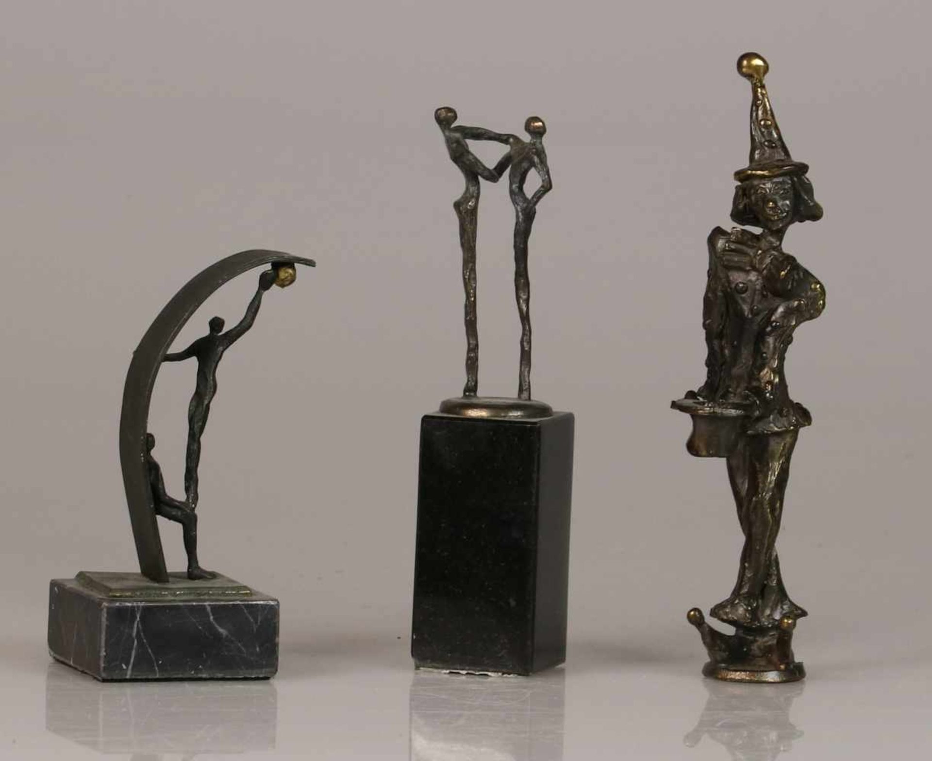 Een lot gvan (4) diverse bronzen sculpturen, waaronder een beeld van Corry Ammerlaan. Nederland,