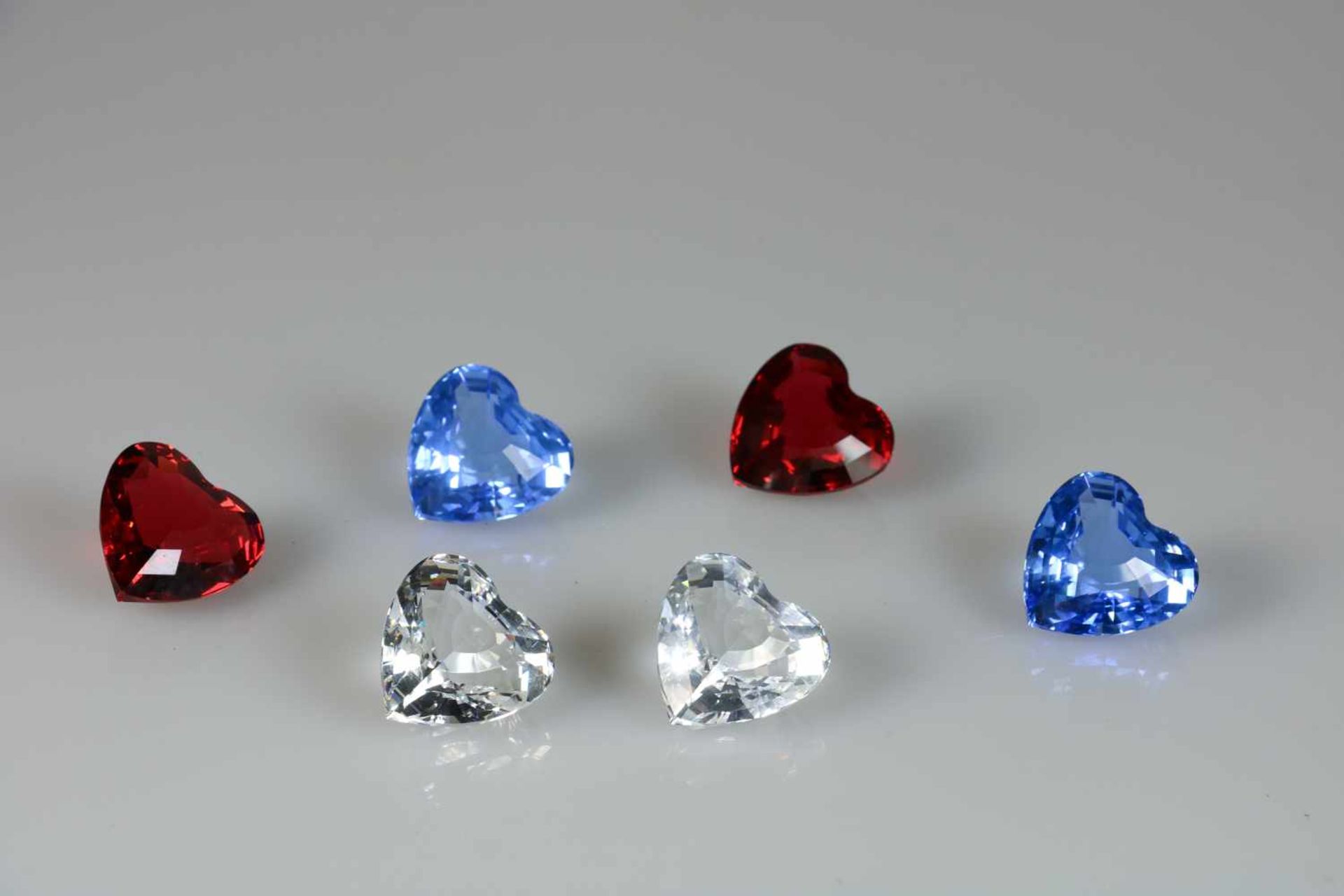 (6) delig lot diverse Swarovski harten in de kleuren rood, wit en blauw, 20e eeuw. (Alle inclusief