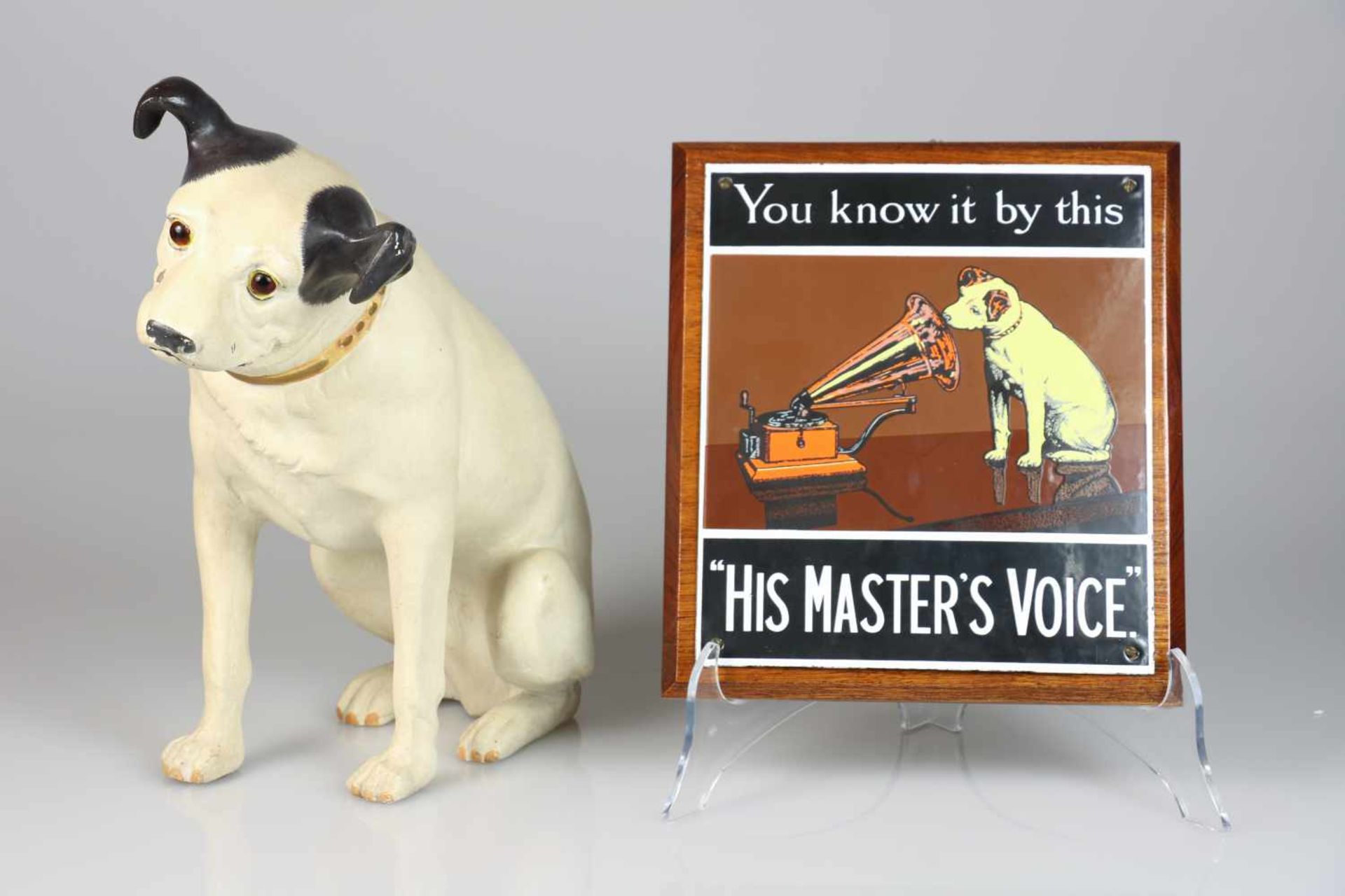 Een resin sculptuur van een hondje in de stijl van "His masters voice", en daarbij een emaille