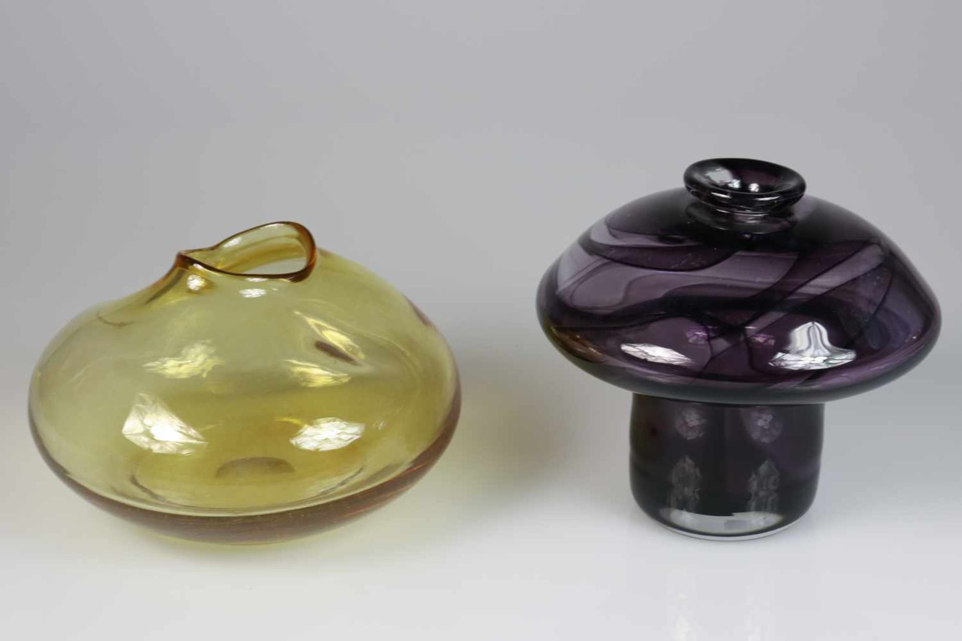 Een lot van (2) glazen design vazen waarvan één onduidelijk gesigneerd aan onderzijde. Lichte