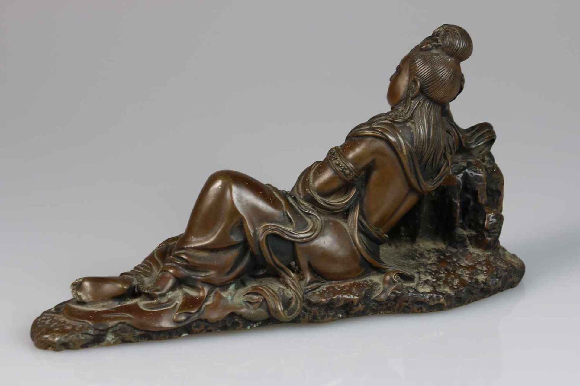 Een liggende bronzen sculptuur van Guanyin, gevuld, 20e eeuw.Afm. 16 x 30 x 9 cm. Geschatte - Bild 2 aus 3
