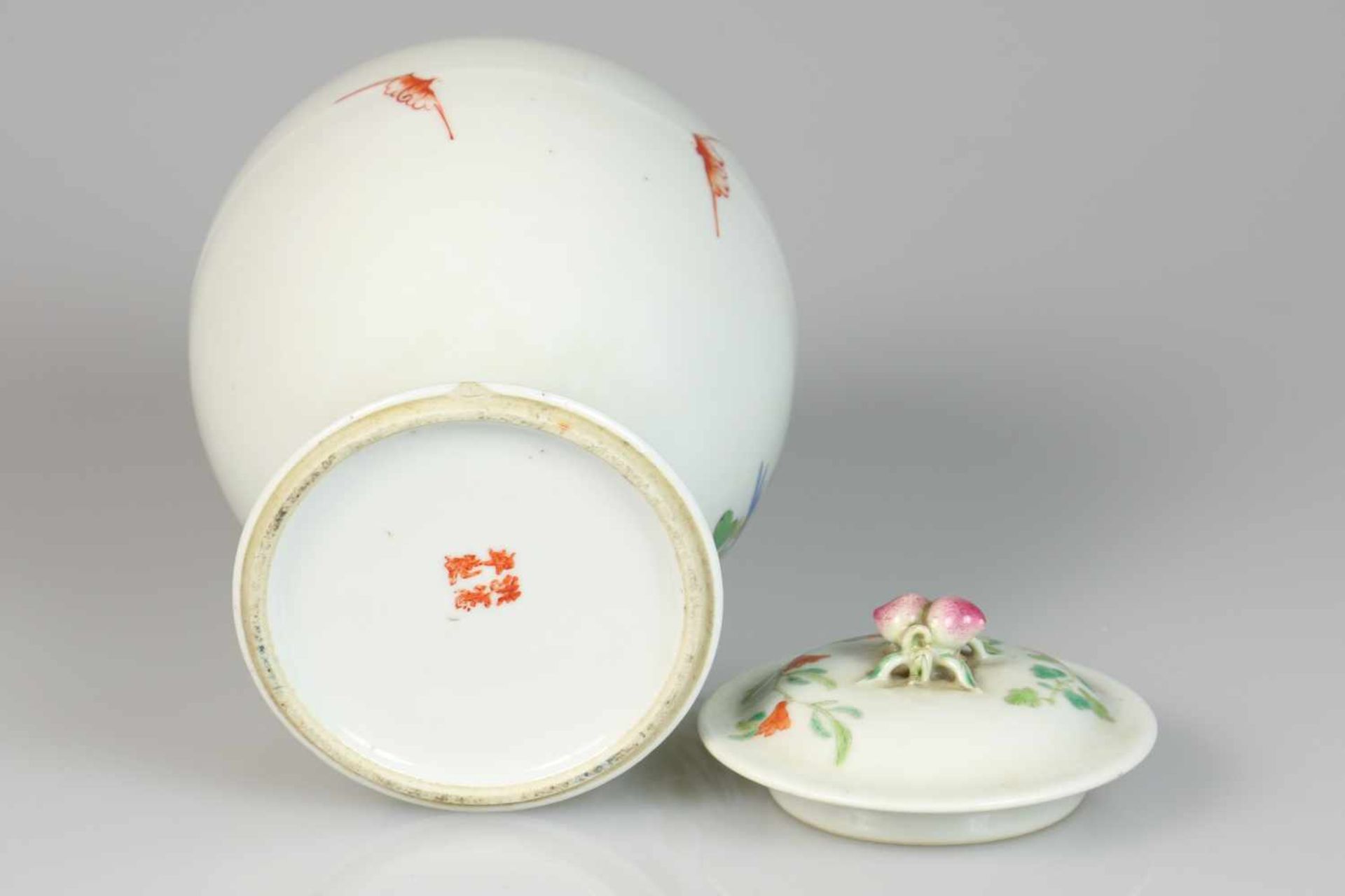 Een porseleinen dekselvaas met floraal decor. China, eind 19e eeuw.Haarlijnen. Afm. 25 x 12 cm. - Bild 3 aus 3