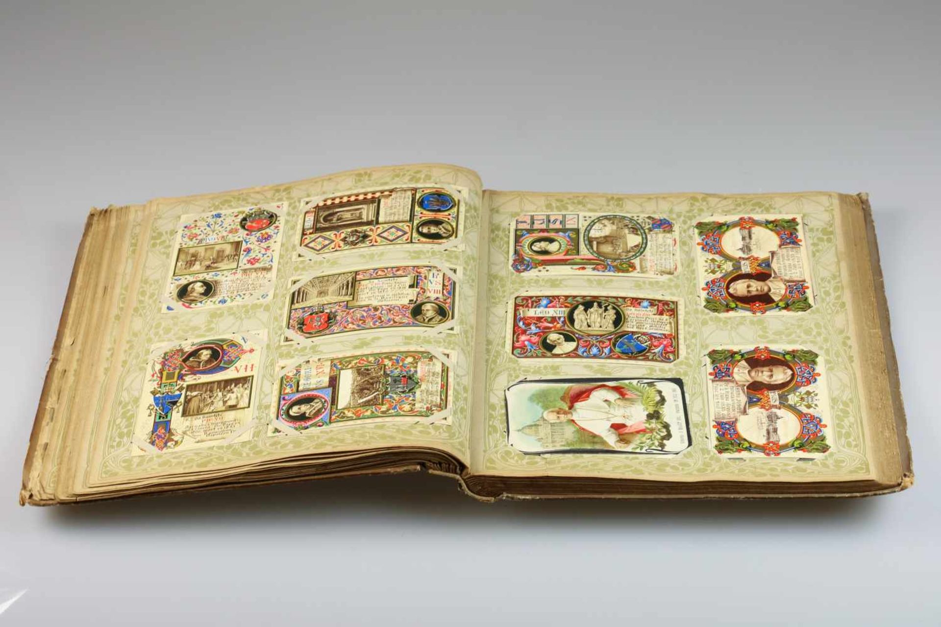 Een album met een collectie van 175 prentbriefkaarten met portretten van diverse Pausen naar - Bild 5 aus 7