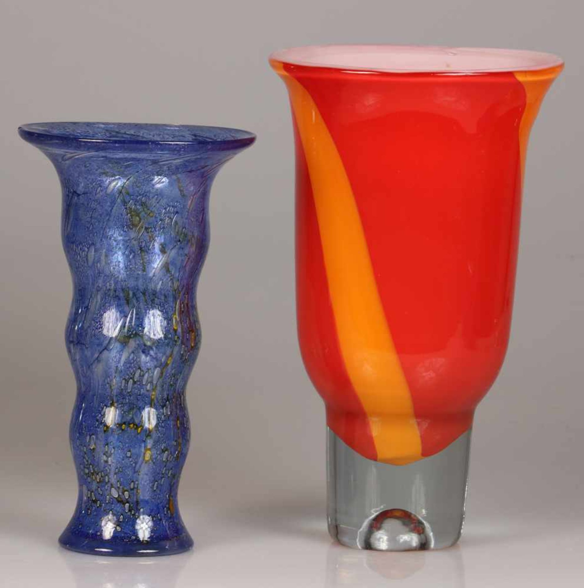 Een lot van (2) glazen vazen waaronder één toegeschreven aan WMF. 20e eeuw. H.: 24 en 29 cm.
