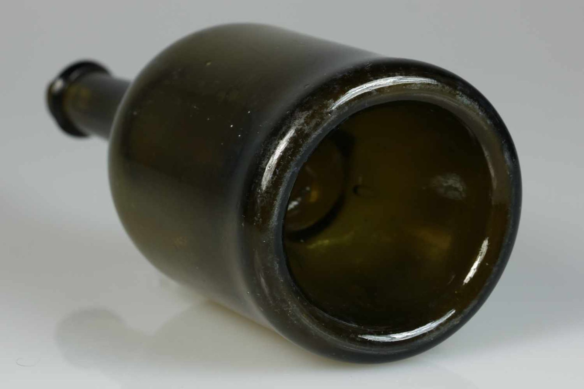 Een groenglazen fles met diepe ziel. 18e eeuw.Chip aan de hals. Afm. 27 x 10 cm. Geschatte - Bild 2 aus 2