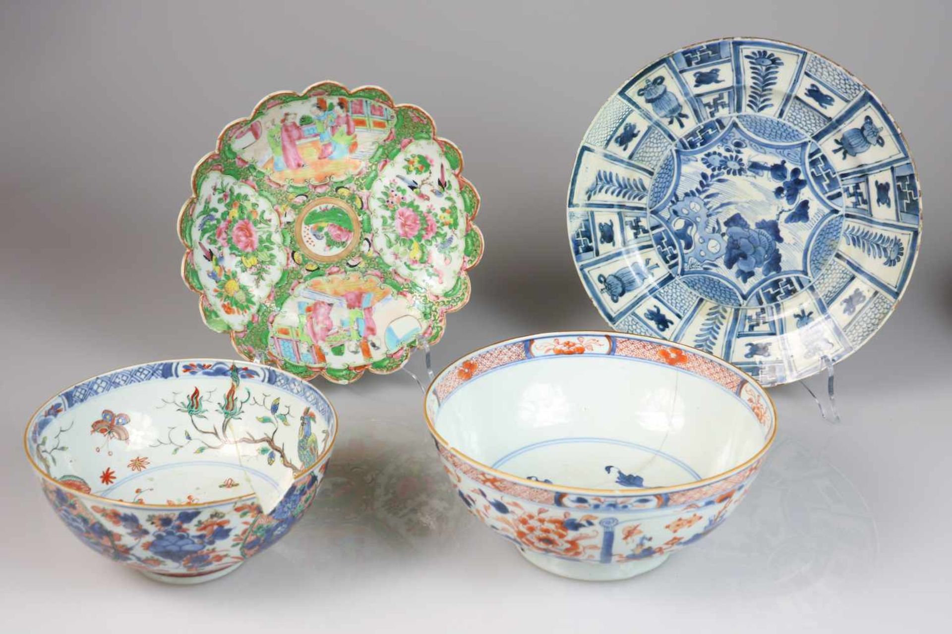 Een lot bestaande uit twee kommen en twee borden, onder anderen met Imari decor. China, 18e & 19e