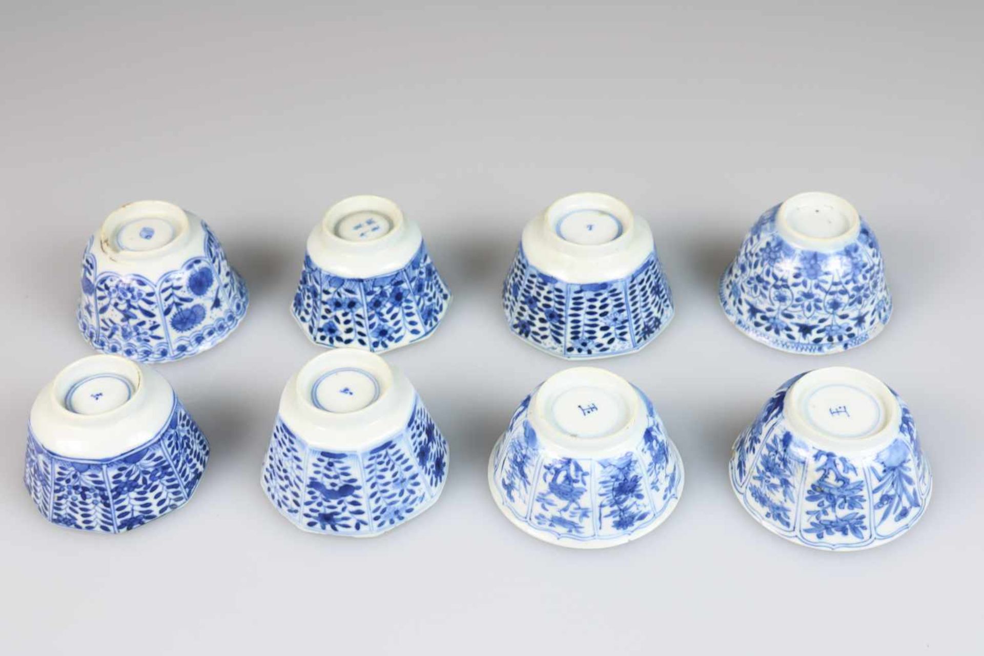 Een lot van (8) porseleinen cups. China, Kangxi en 19e eeuw.Diverse condities. Geschatte - Bild 2 aus 2