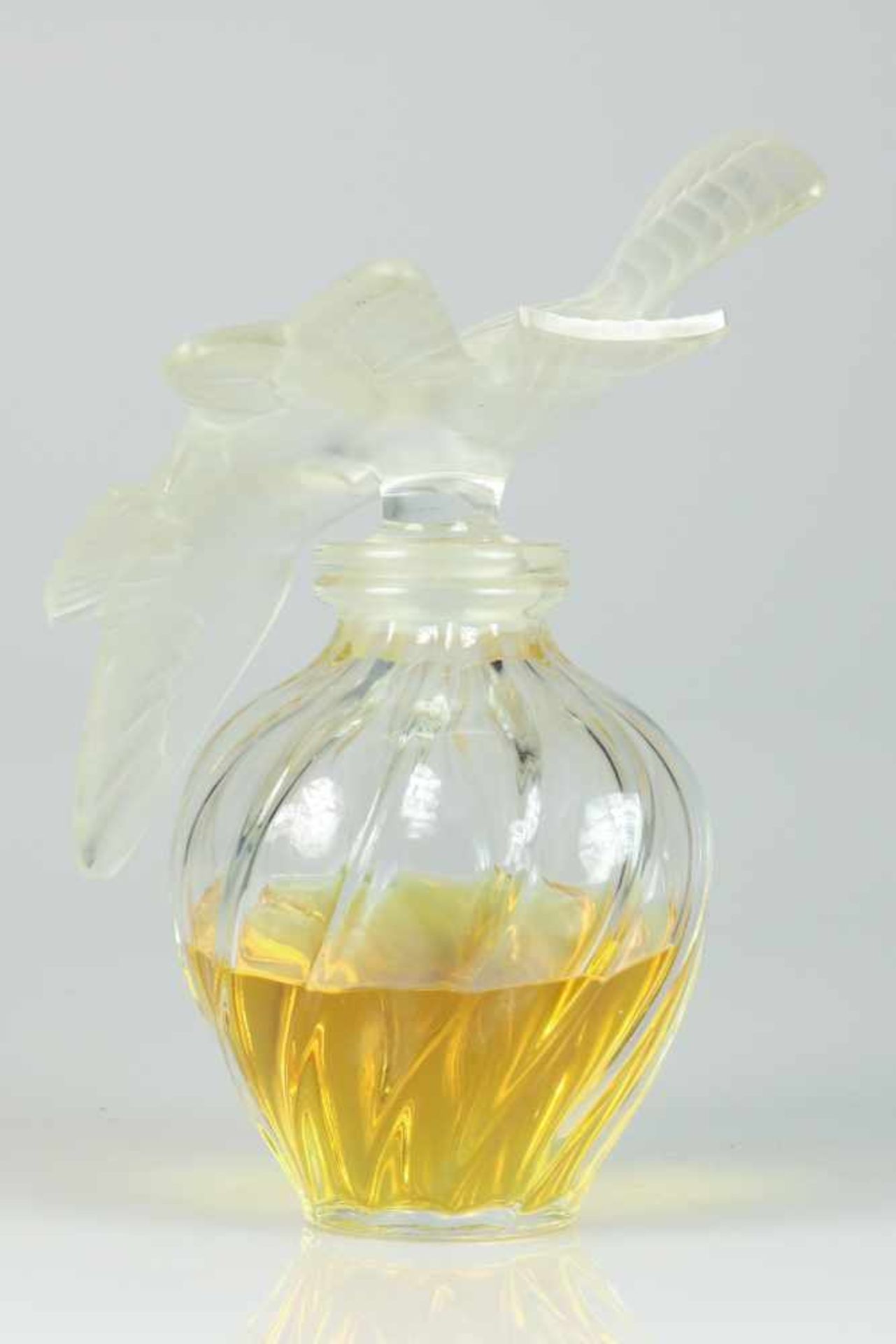 Een grote display parfum fles,Nica Ricci by Lalique. Frankrijk 2e helft 20e eeuw.Afm. 30 x 33 cm. - Bild 3 aus 4