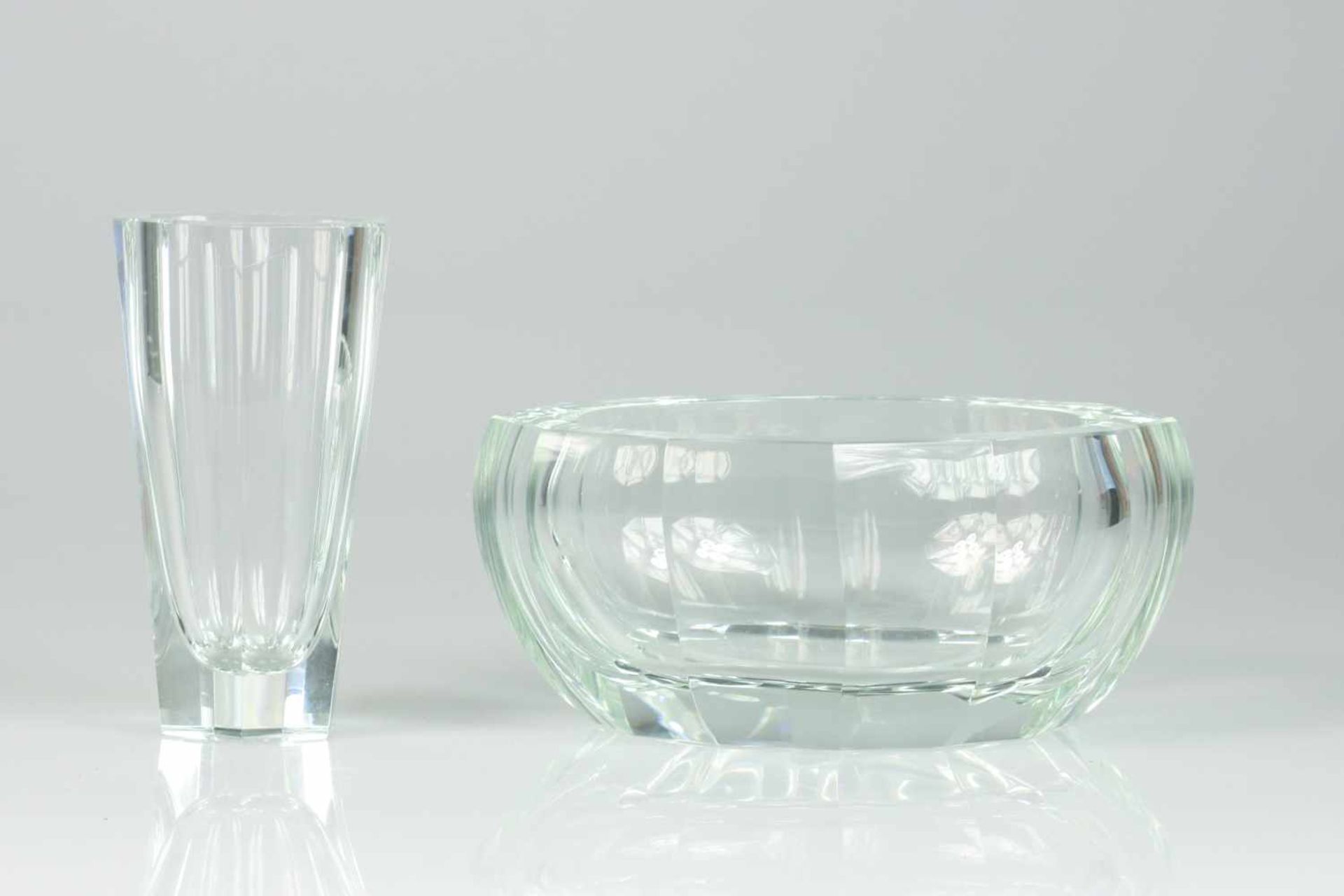 Een glazen tafelset bestaande uit een vaas en een schaal, Moser. Tsjechoslowakije, 20e eeuw.Afm.