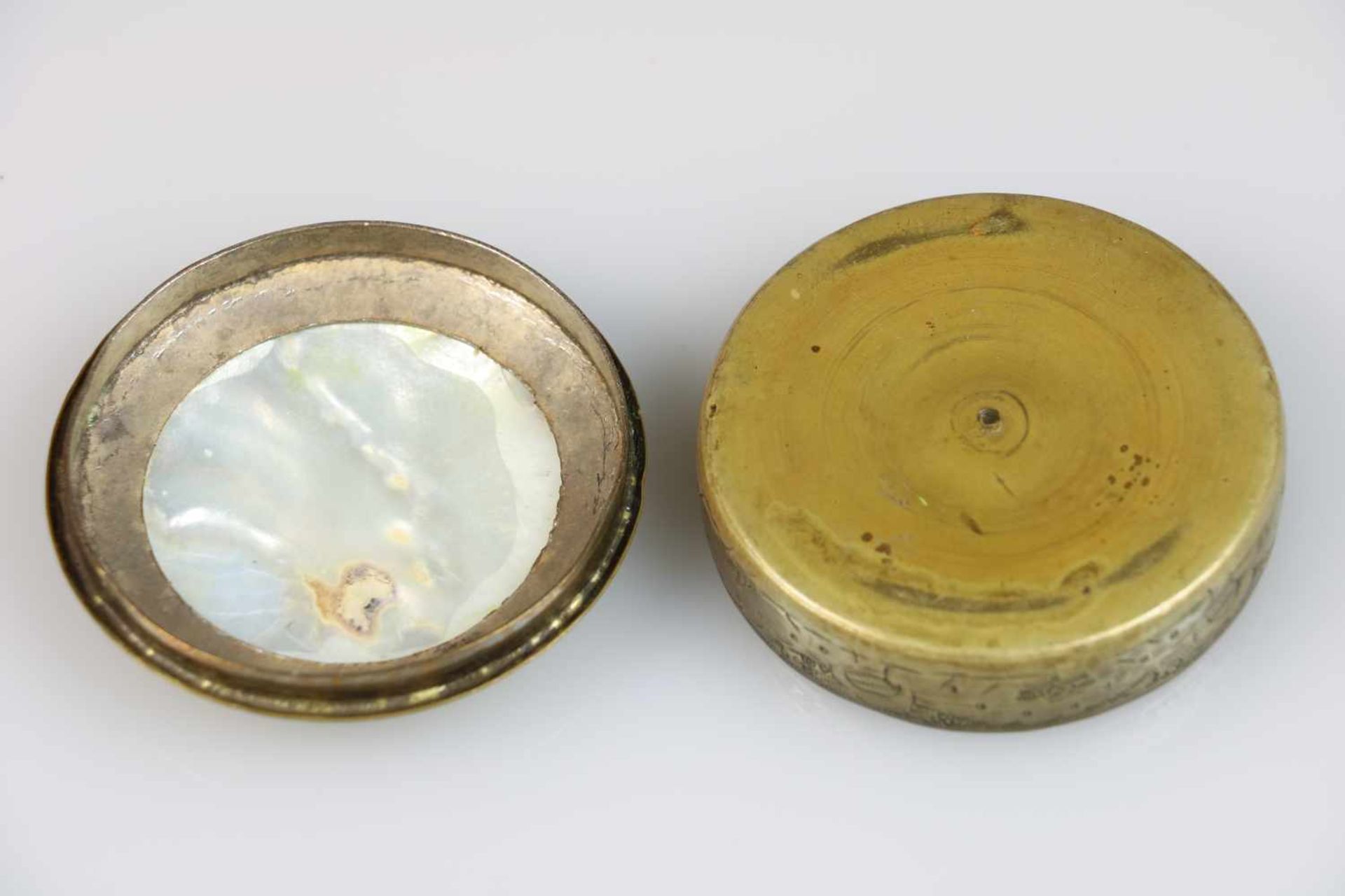 Een rond messing doosje met miniatuur decoratie op parelmoer. Perzië, circa 1900.Lichte schade aan - Bild 2 aus 2