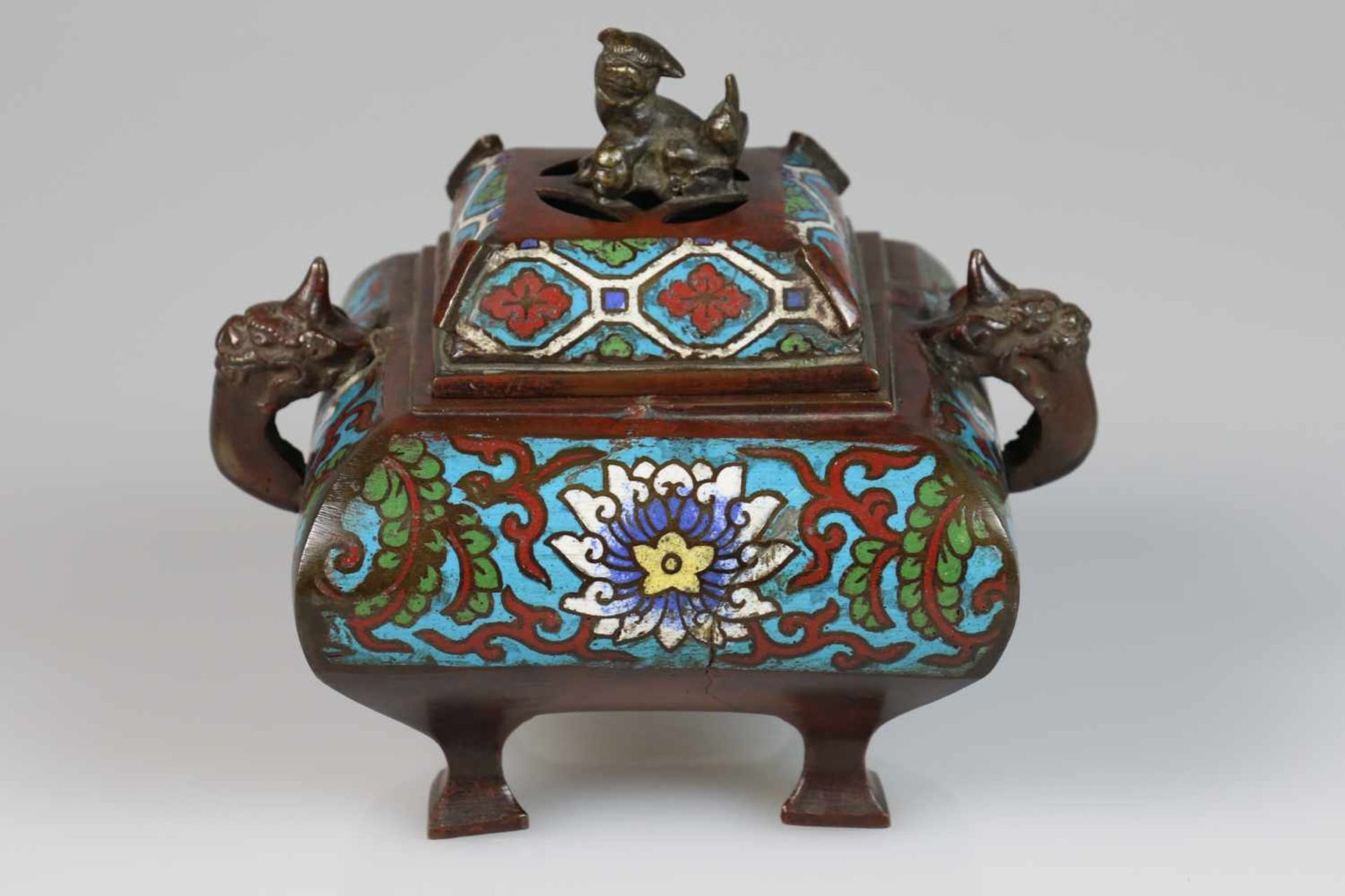 Een cloisonne wierrookbrander met op de deksel een foo dog. China, 19e eeuw. Afm. 15 x 12 cm.