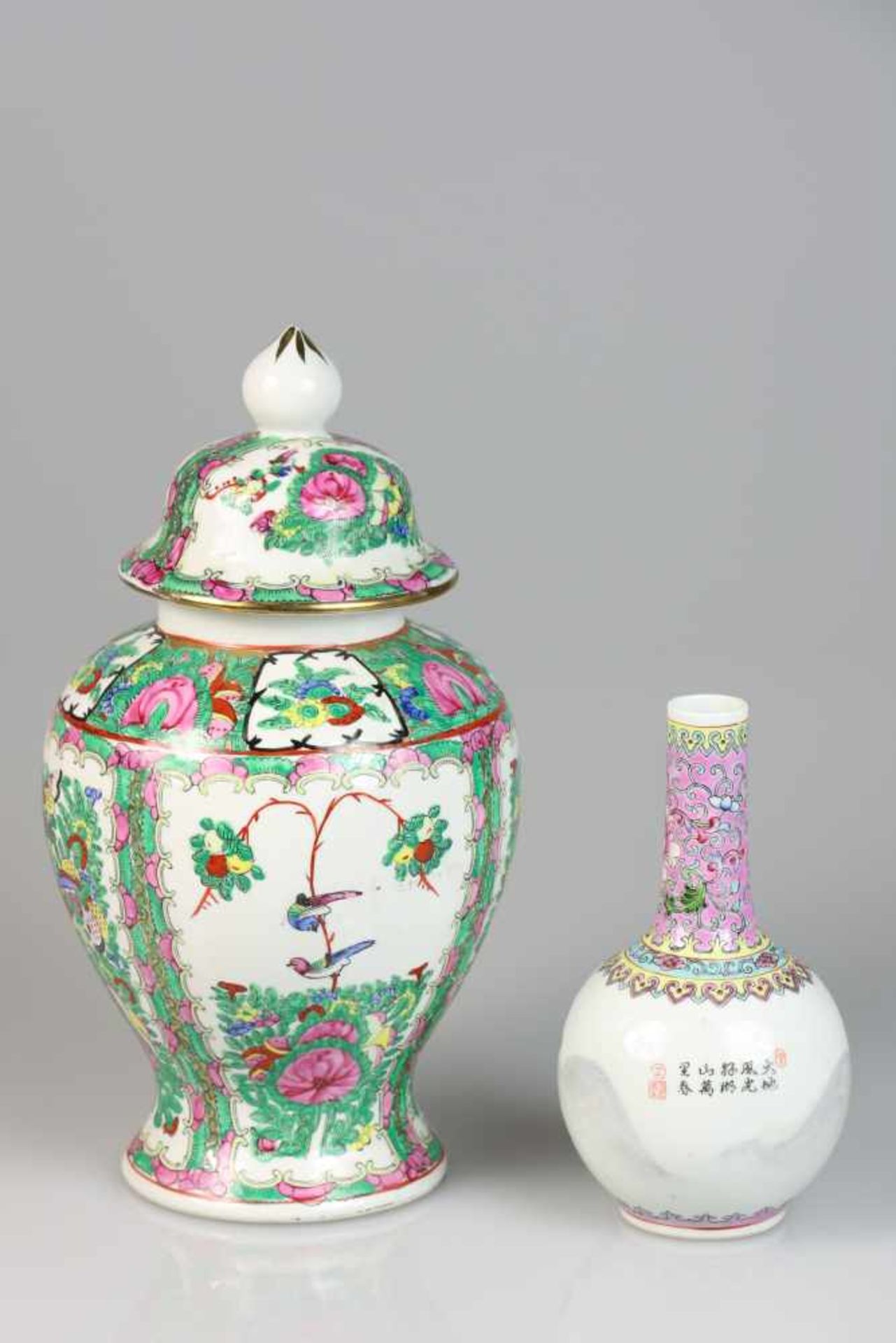 Een lot porselein bestaande uit een dekselvaas en een pijpvaas. China, 20e eeuw.Geschatte opbrengst: - Bild 2 aus 3