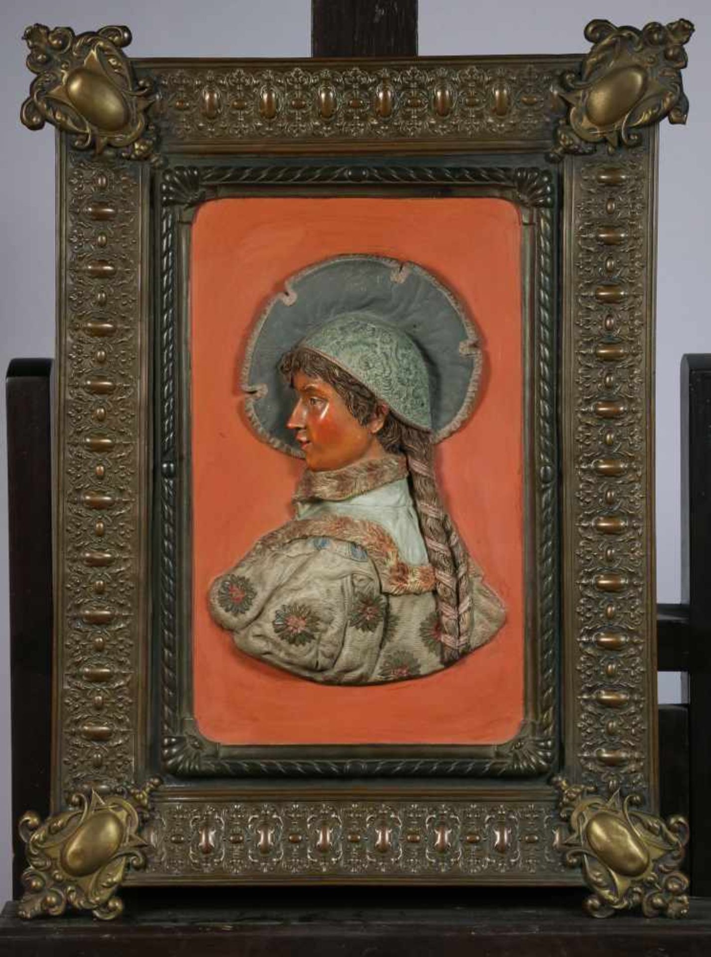 Een gegoten reliëf in de vorm van een dame met koperen omlijsting. Circa 1900.Gerestaureerd. Afm. 55 - Bild 2 aus 3
