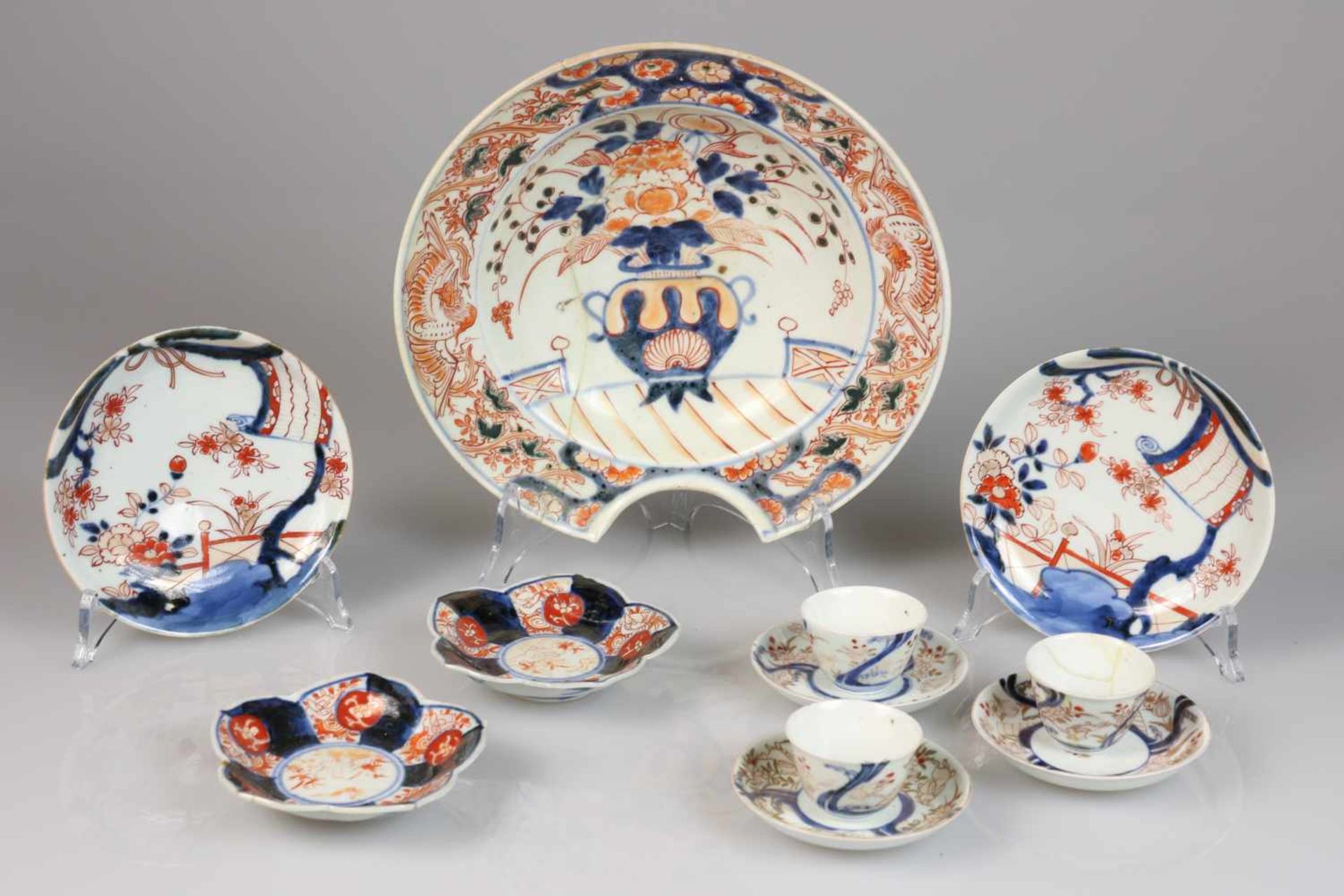 Een lot divers porselein met Imari decor, waaronder een scheerbekken. Japan, 18e & 19e eeuw.