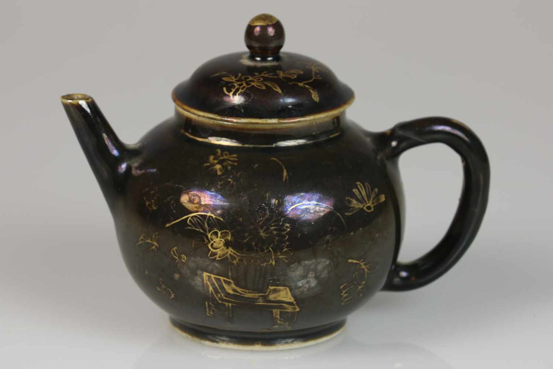 Een porseleinen verguld gedecoreerde theepot met blauwe fondkleur. China, 18e eeuw.Heft