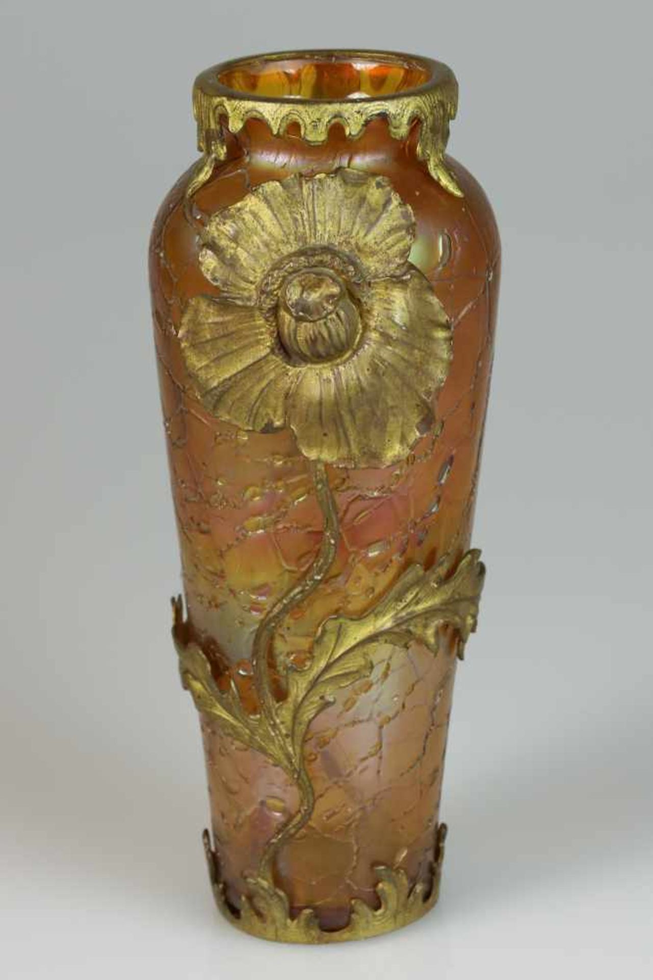 Een glazen craqelee vaas in bronzen montuur. Frankrijk, 1e helft 20e eeuw.Afm. 26 x 10 cm. Geschatte