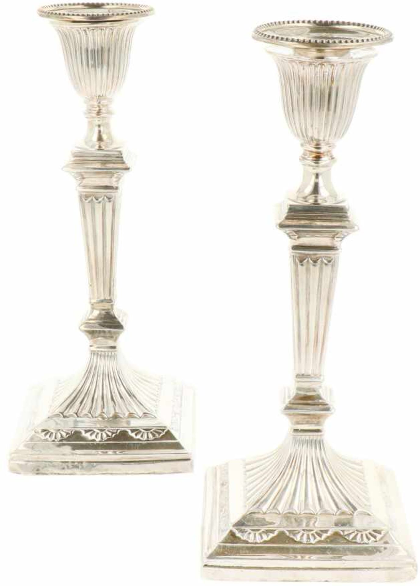 (2) Kandelaars zilver.Hoekig model met baluster vormen uitgevoerd gevuld model. Engeland, Sheffield,