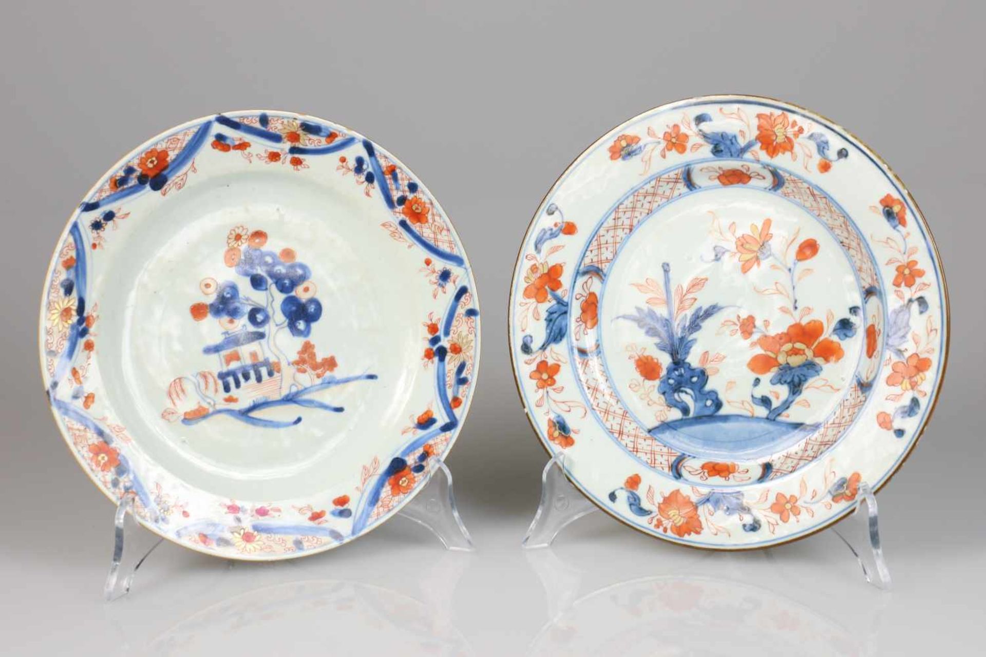 Een lot van (2) borden met Imari decor. China, 18e eeuw. Randschade en haarlijnen. Diam. 23 cm.