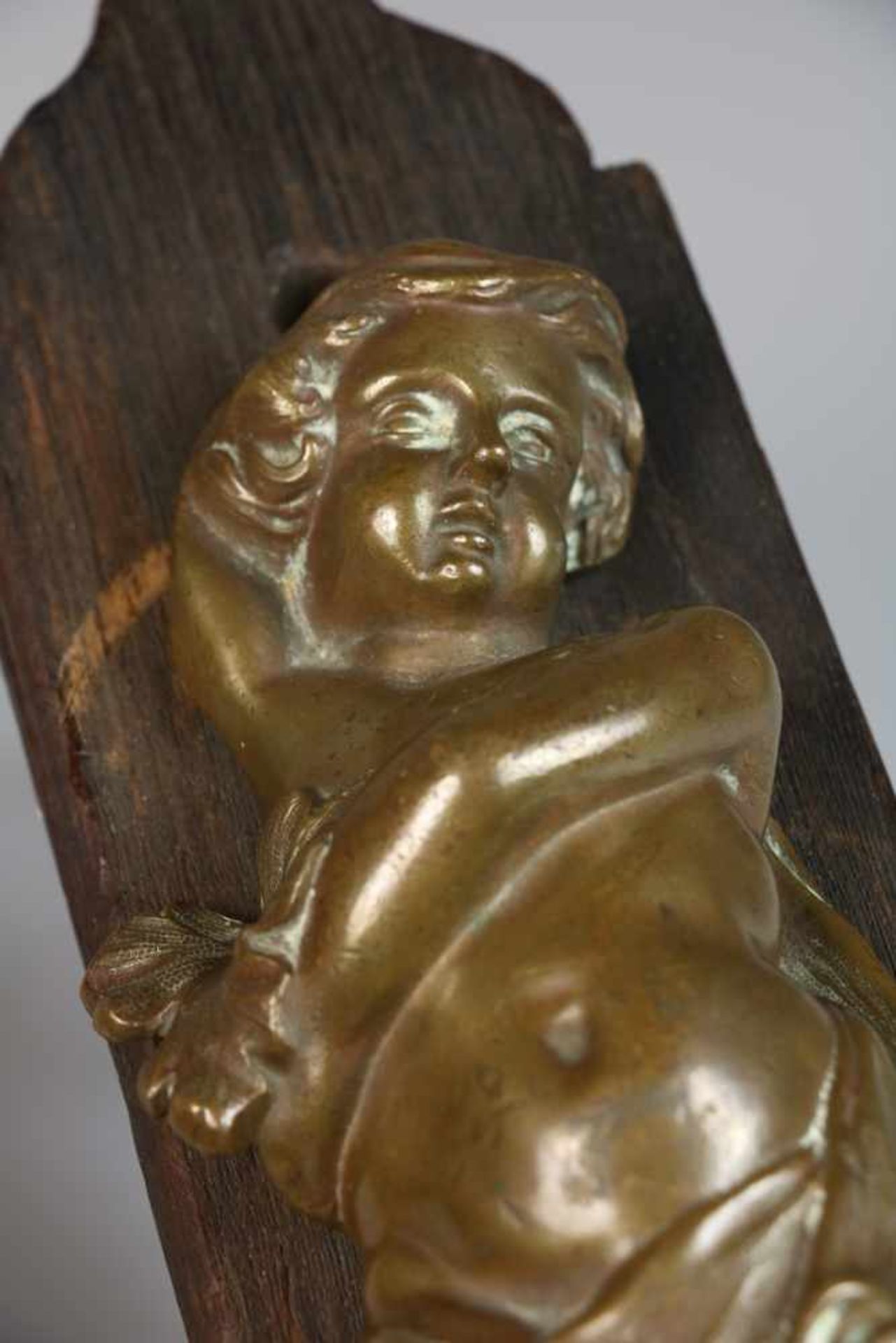 Twee bronzen putti, gemonteerd op paneeltjes, 1e helft 20e eeuw.Afm. 37 x 9,5 x 7 cm. Geschatte - Bild 3 aus 3