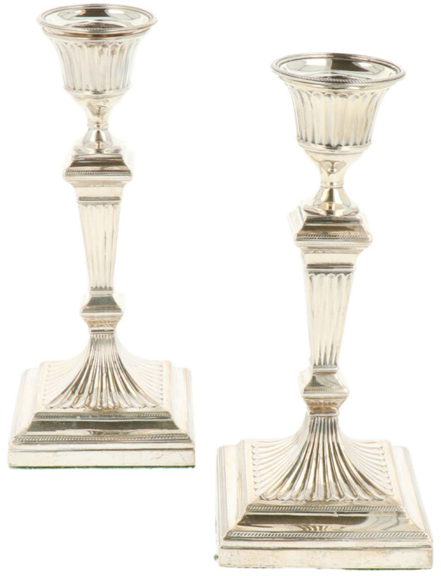 (2) Delige set kandelaars zilver.Balustervormig model op vierkante voet. Engeland, Londen, William