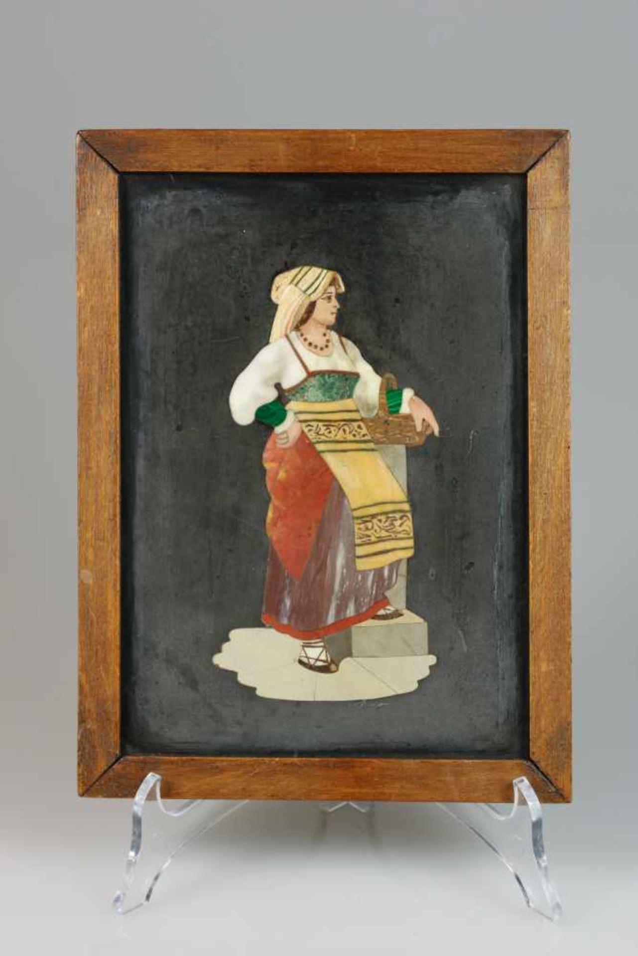 Een pietra dura met voorstelling van een ItaliaanseAfm. 22 x 15 cm. Geschatte opbrengst: € 20 - €