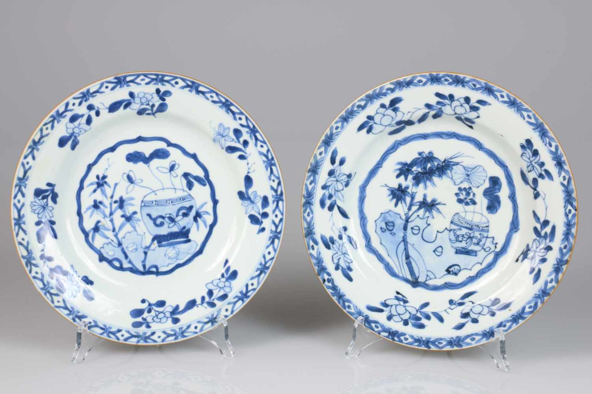 Een set van (2) porseleinen borden met floraal decor. China, Qianglong.Diam. 22,5 cm. Geschatte