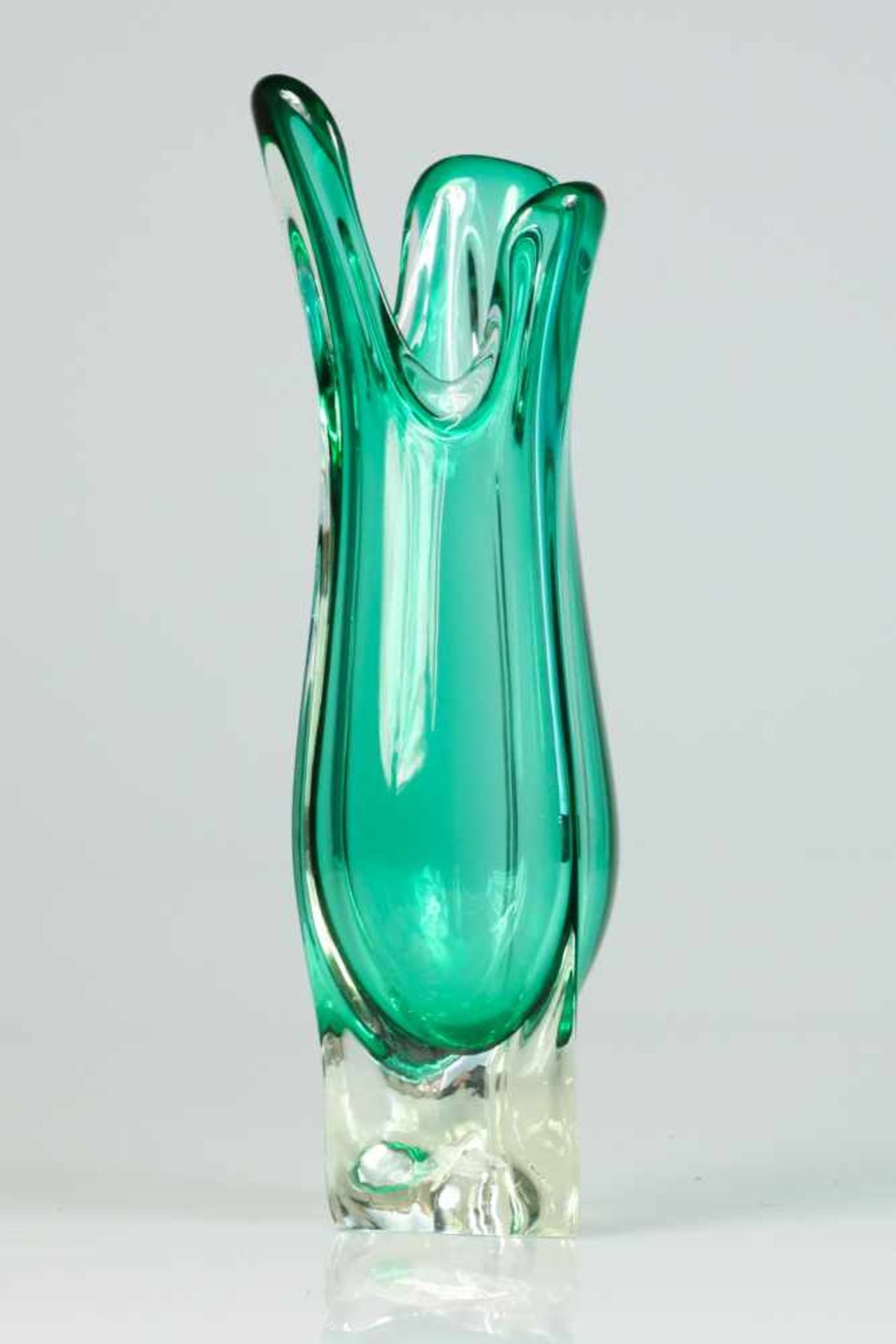 Een Murano glazen vaas. Italië, 1e helft 20e eeuw. Afm. 43 x 15 cm. Geschatte opbrengst: € 100 - €