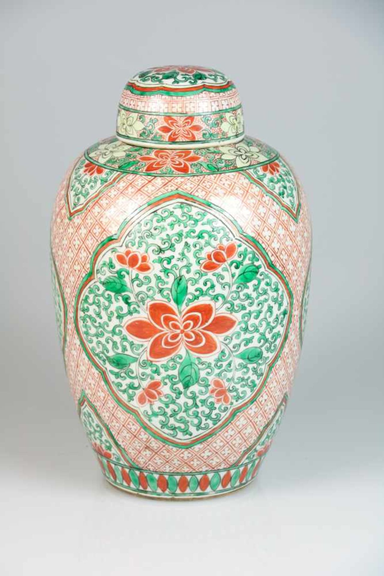 Een porseleinen dekselpot met Wucai decor. China, 20e eeuw. Afm. 38 x 20 cm. Geschatte