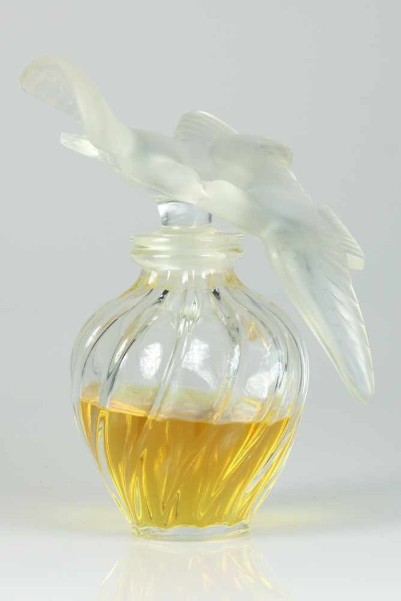 Een grote display parfum fles,Nica Ricci by Lalique. Frankrijk 2e helft 20e eeuw.Afm. 30 x 33 cm.