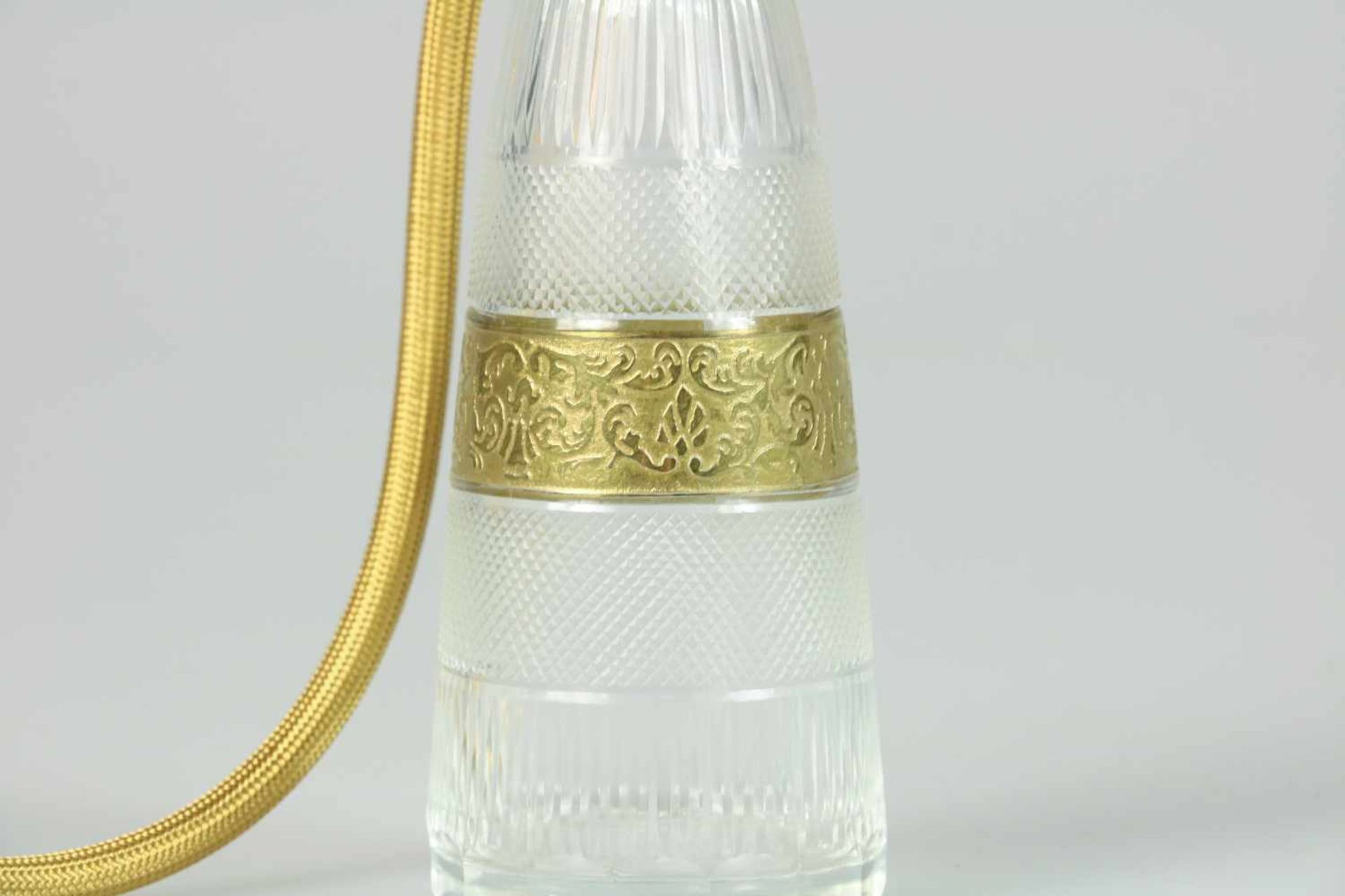 Een glazen parfumfles met verguld messing accenten, Moser. Tsjechoslowakije, circa 1970.Afm. 16 x - Bild 2 aus 3