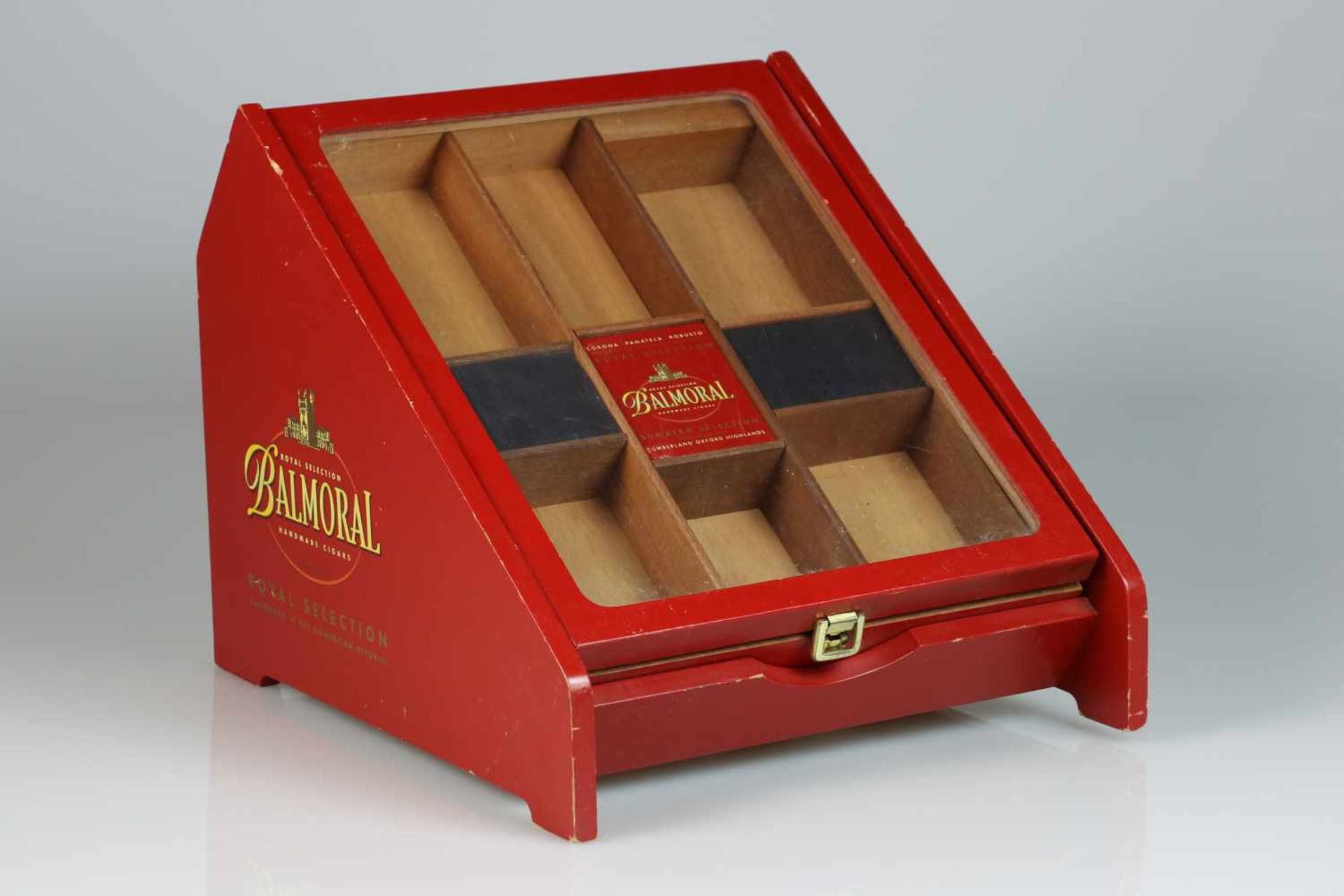 Een sigarenhumidor, Balmoral Royal Selection. Afm. 38 x 33 x 31 cm. Geschatte opbrengst: € 40 - €