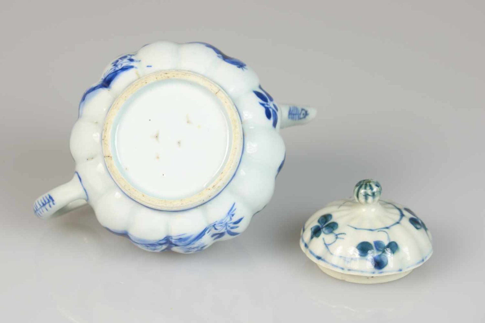 Een porseleinen gelobte theepot met floraal decor. China, 18e eeuw.Een haarlijn. Afm. 13 x 11 cm. - Bild 3 aus 3